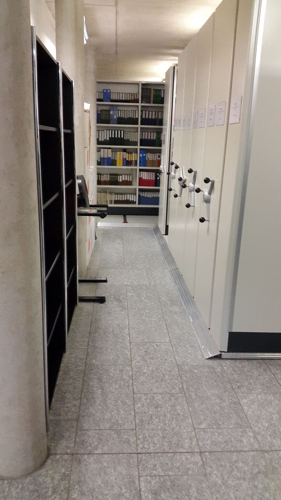 ZUB-U, Bibliothek: Blick vom Eingang aus links um die Ecke.