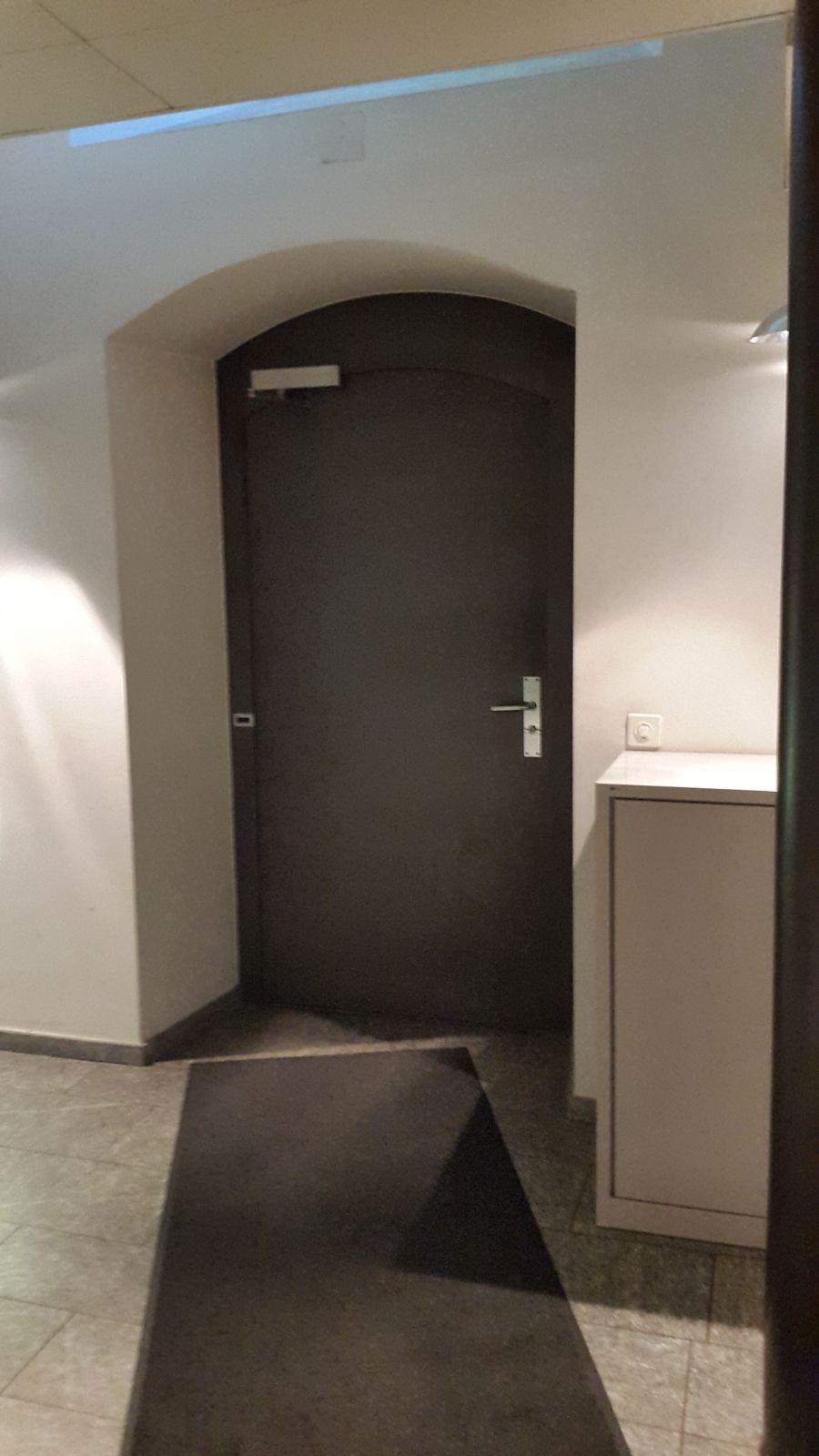 ZUB, Stockwerk U: Sicht innerhalb des Gebäudes aus auf den Seitenausgang, der direkt zur Zürichberstrasse führt.