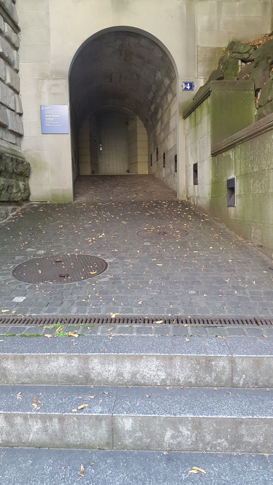 ZUB, Stockwerk U: Sicht von der Zürichbergstrasse aus auf den Seiteneingang des Gebäudes.