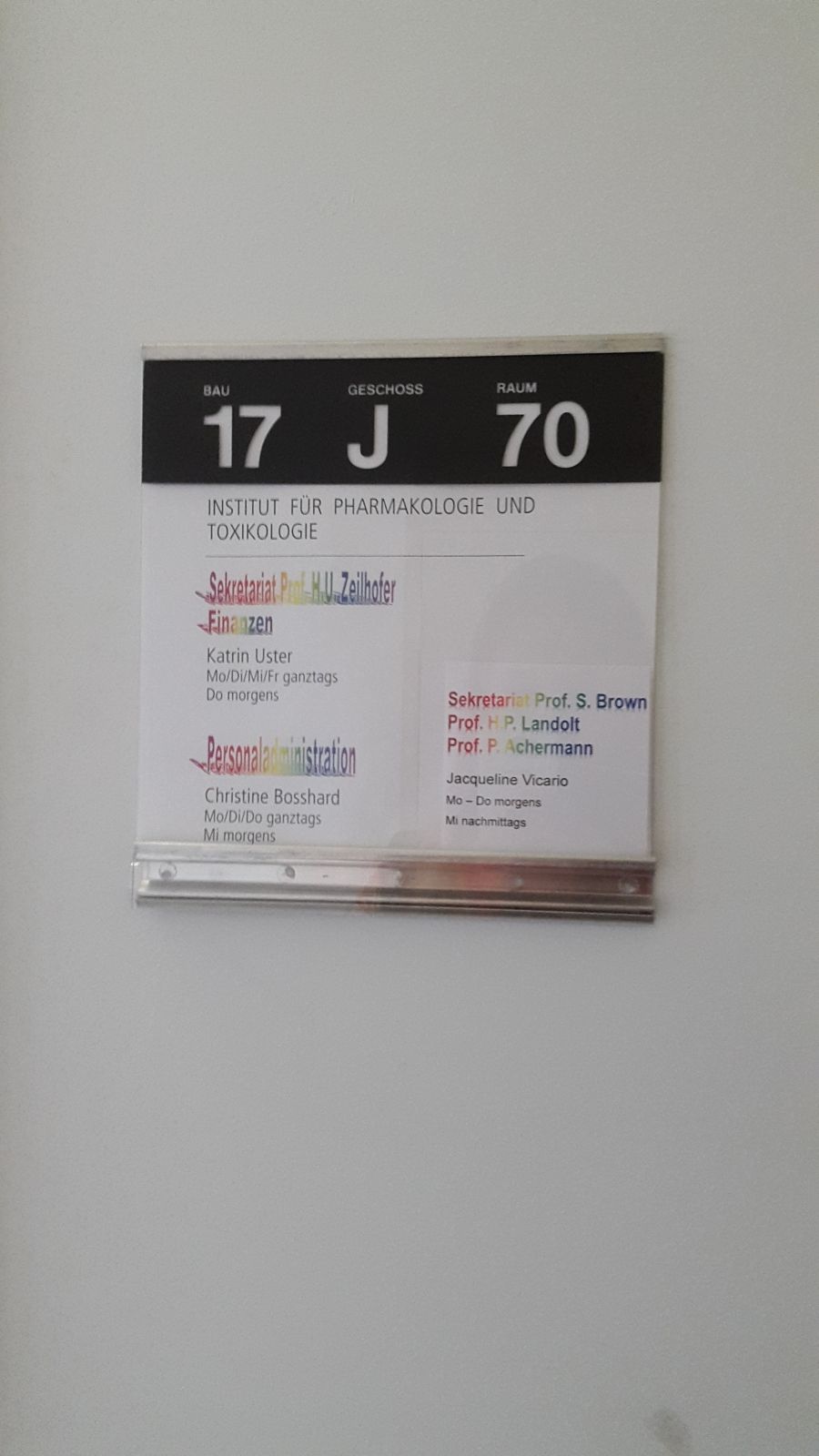Büro Y17-J-70: Öffnungszeiten Sekretariat Pharmakologie und Toxikologie.