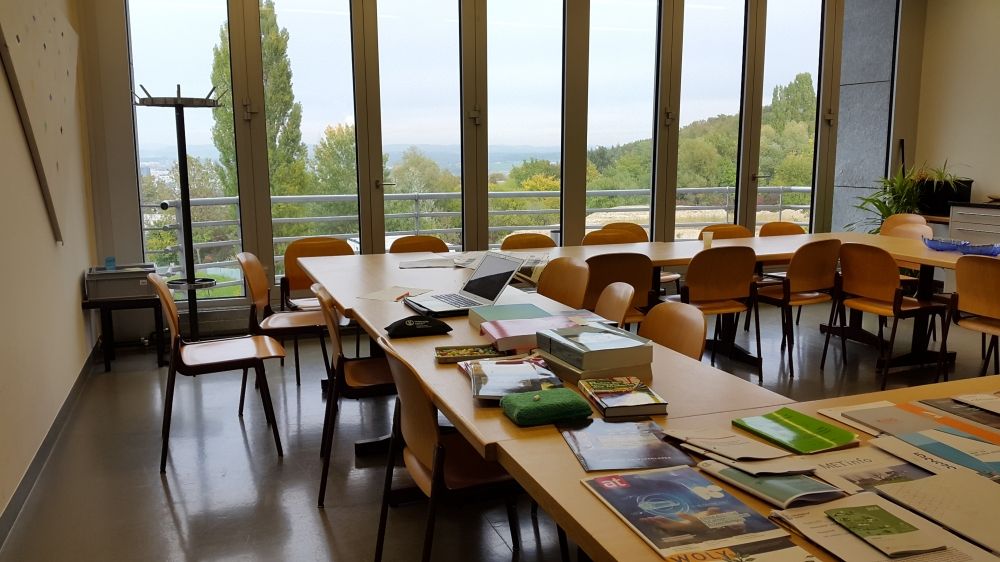 Aufenthaltsraum Y36-J-52: Gesamtansicht Aufenthaltsraum mit Blick von der Eingangstüre aus.