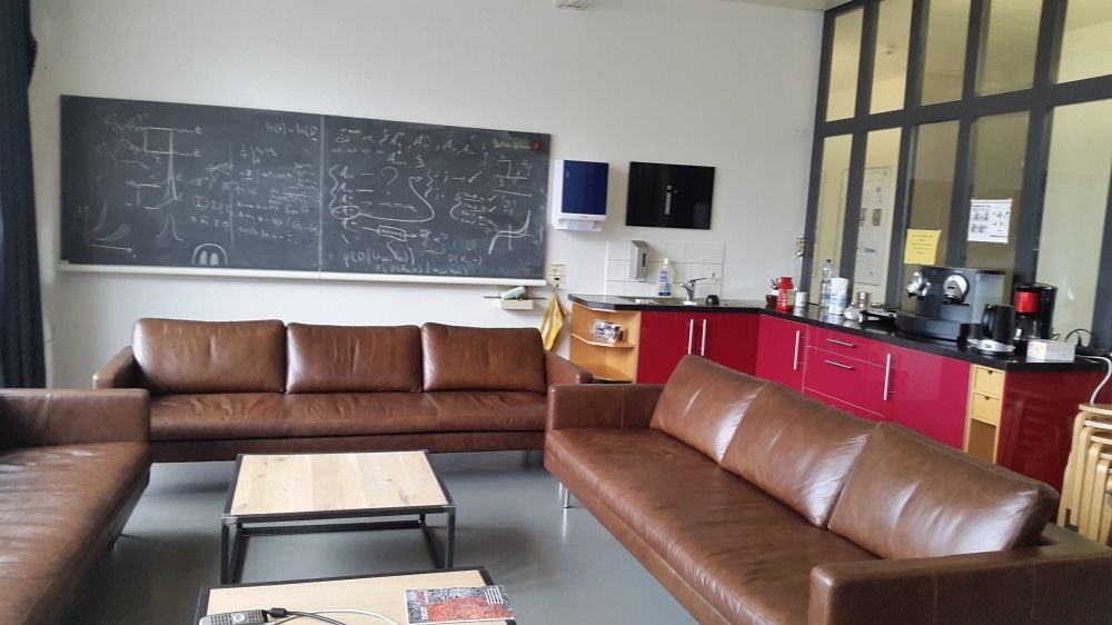 Aufenthaltsraum Y36-K-52: Gesamtansicht Aufenthalts-/Konferenzraum.