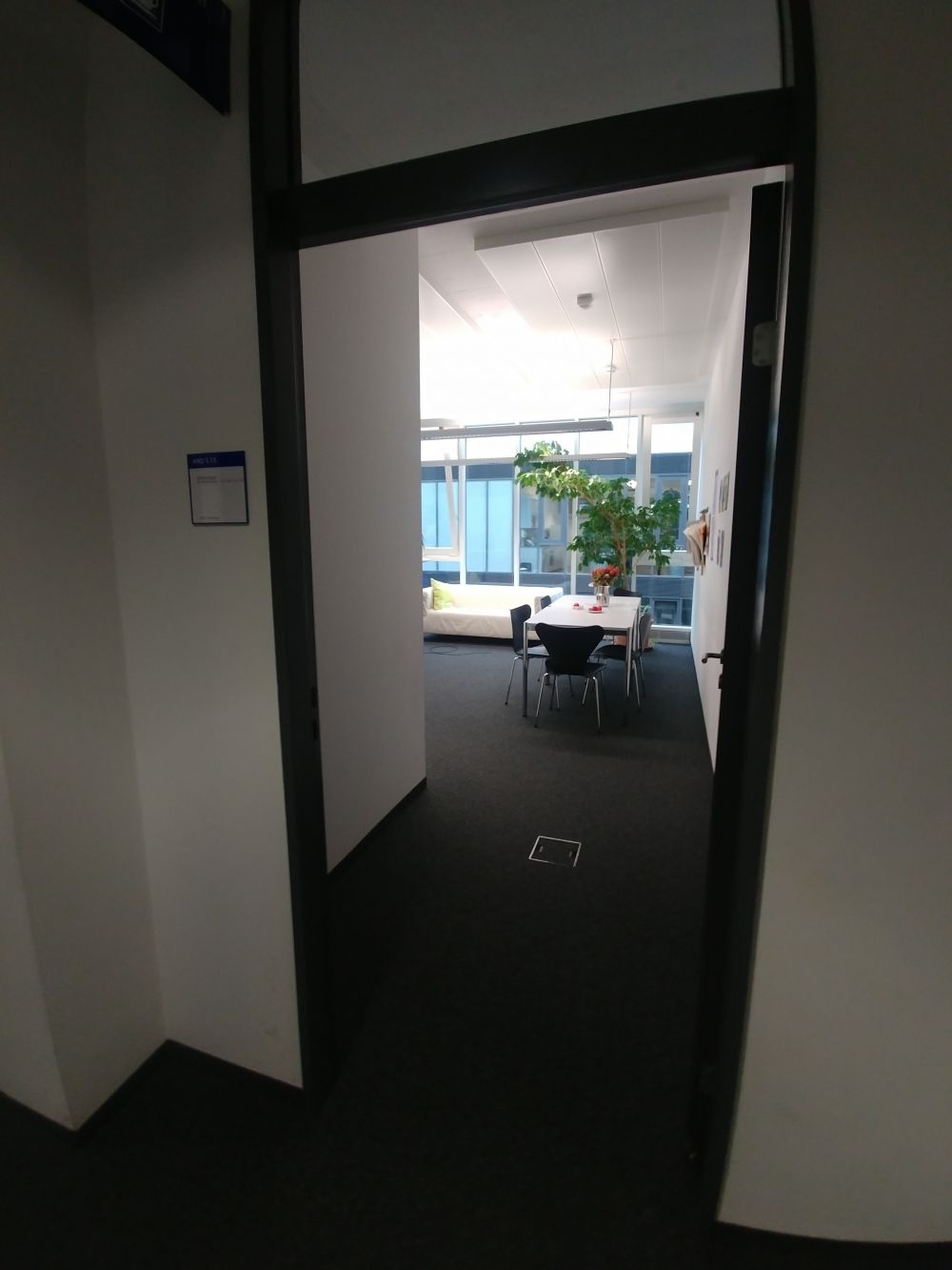 Aufenthaltsraum AND-5-13: Eingang zum Aufenthaltsraum.