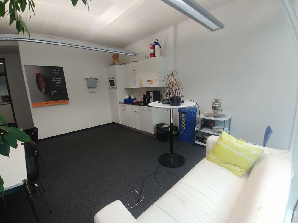 Aufenthaltsraum AND-5-13: Gesamtanblick des Aufenthaltsraums mit Eingang hinten links.