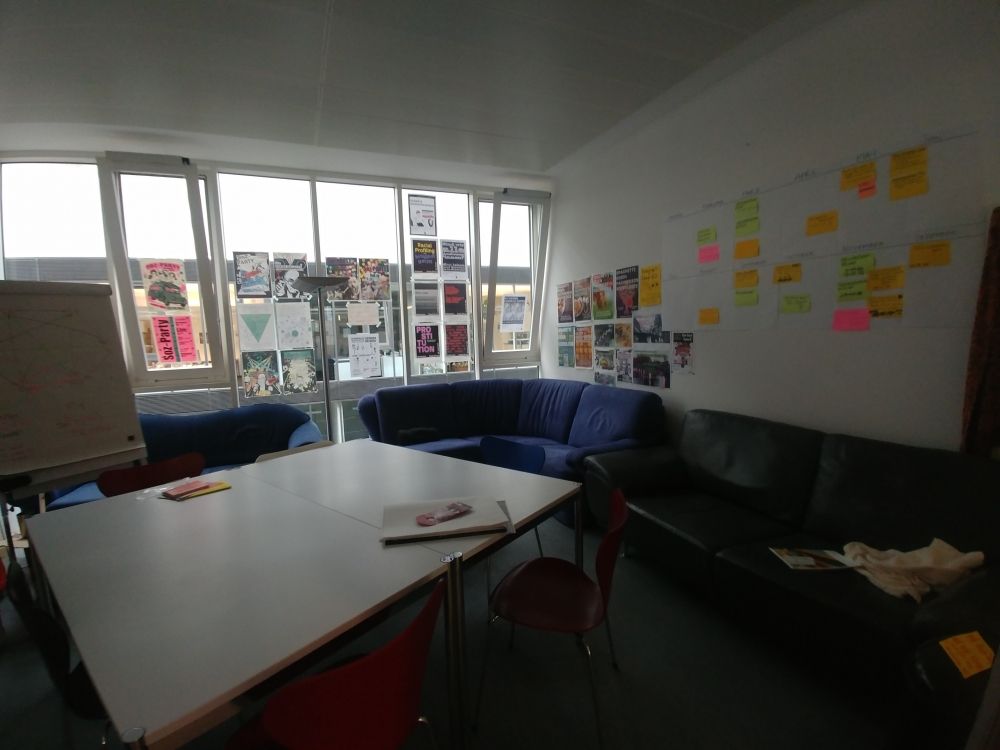 Arbeitsraum für Studierende AND-5-45: Innenansicht nach rechts vom Eingang her.