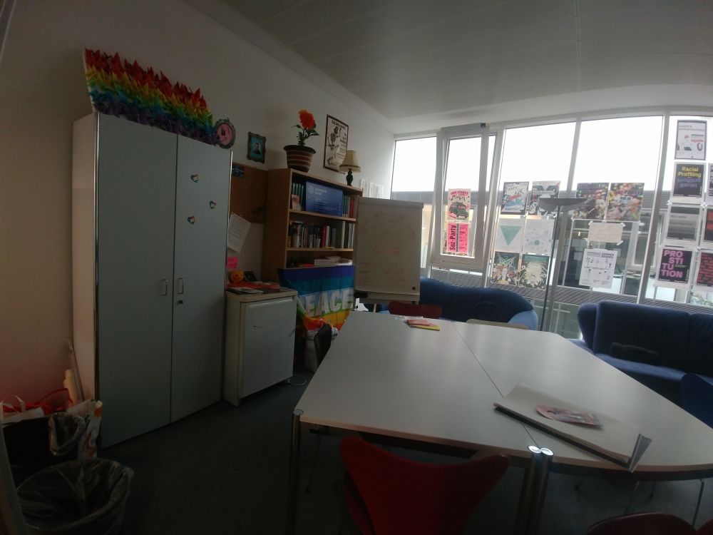 Arbeitsraum für Studierende AND-5-45: Innenansicht nach links vom Eingang her.