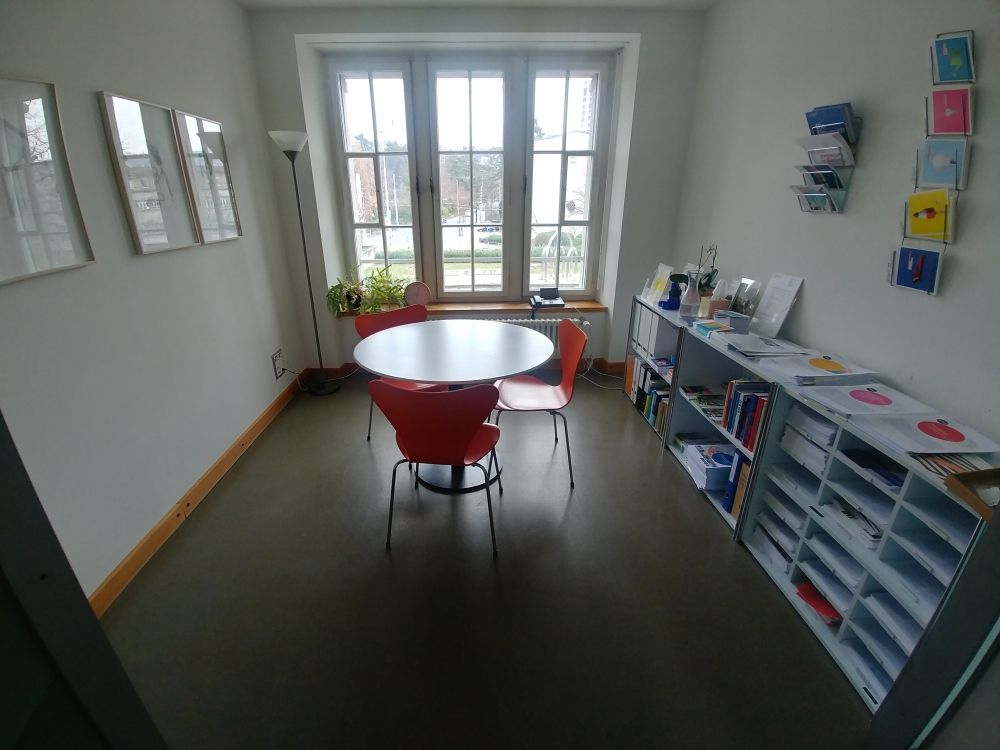 Büro KOL-Ea-4C: Sicht in das Büro und Arbeitstisch.