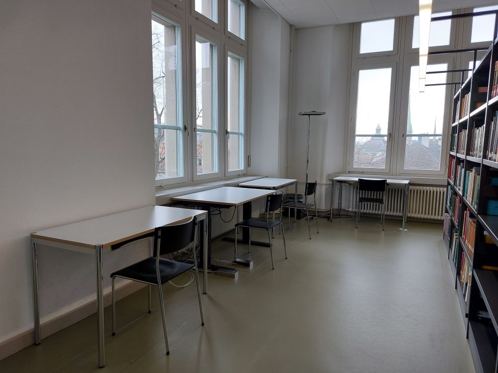 Leseplatz-Raum RAA-F-04A: Arbeitsplätze, vor dem Fenster links der höhenverstellbare Tisch.