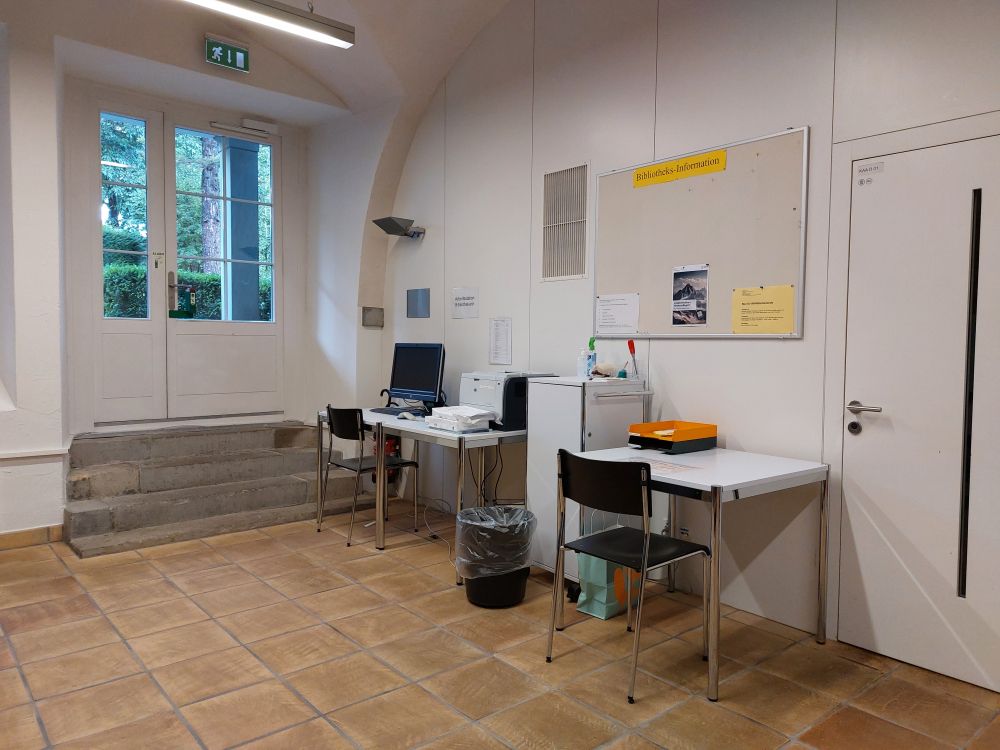 KAA-D, Bibliothek: PC-Arbeitsplatz Bibliotharin, Drucker, Selbstausleihe.