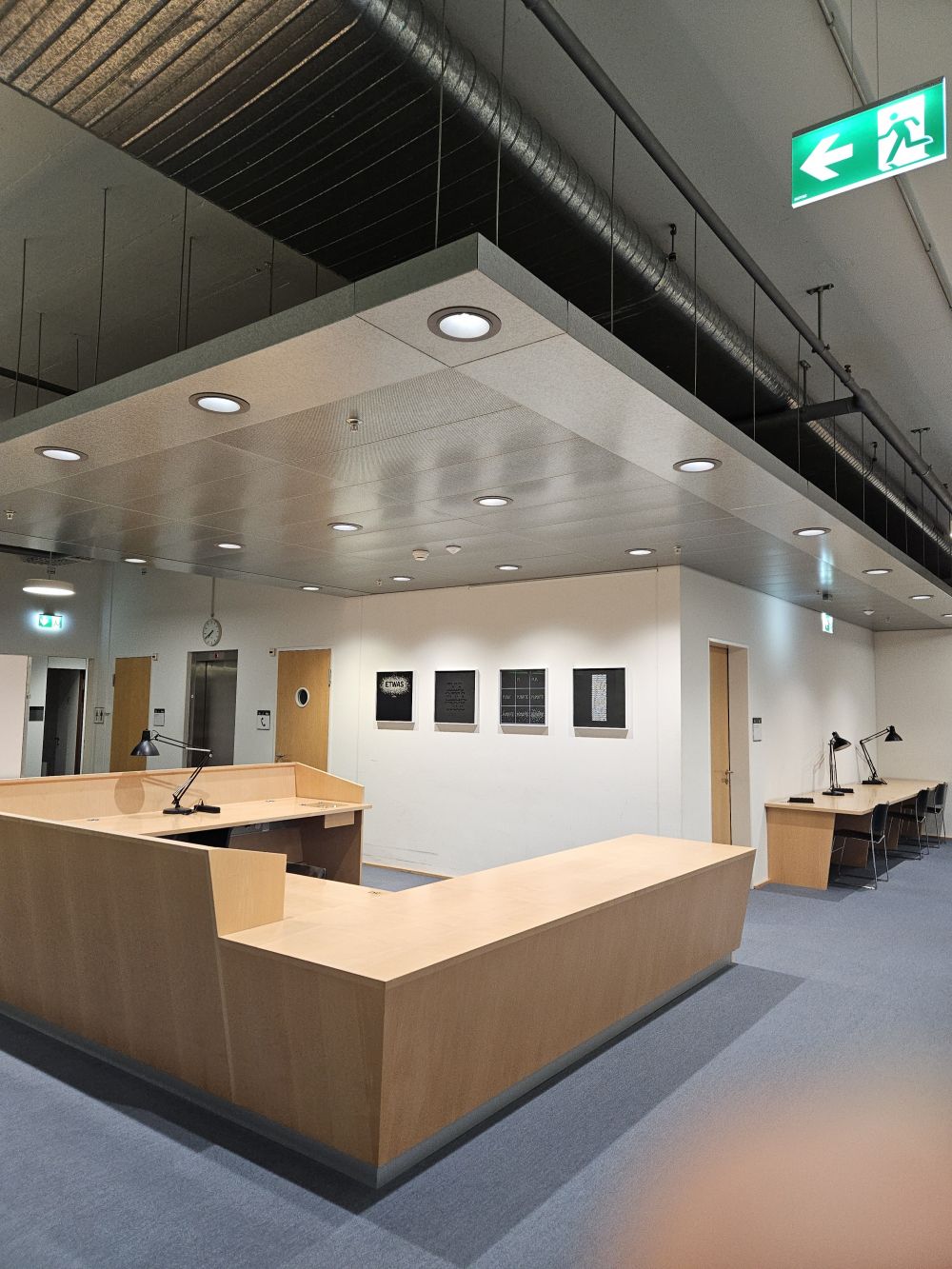 Leseplatz-Raum Y15-J-07: Arbeitsplätze (mit Strom-und Internetanschluss).