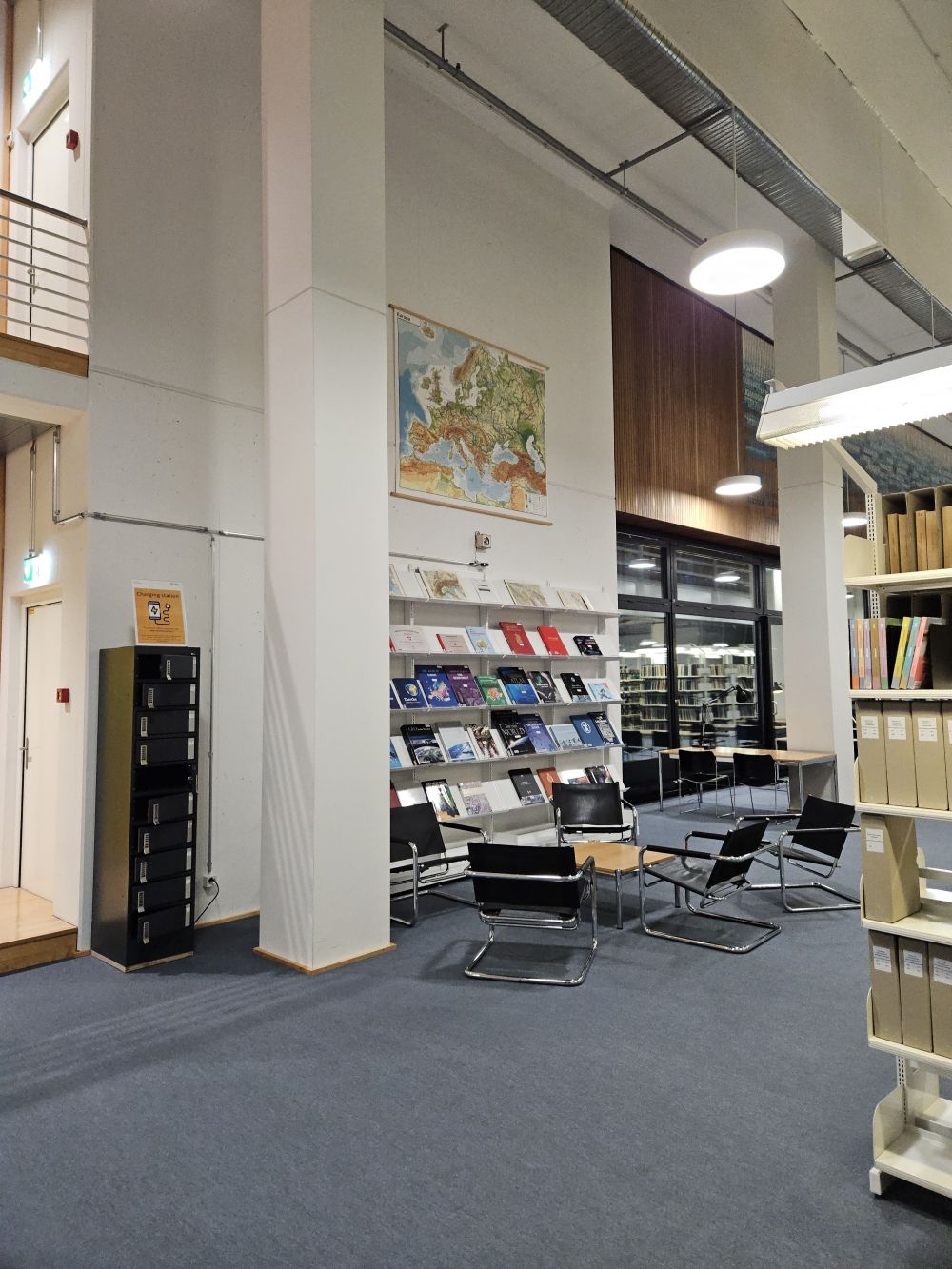 Leseplatz-Raum Y15-J-07: Von der Haupttreppe rechts. Leseecke und Ladestation für Handys und Laptops.