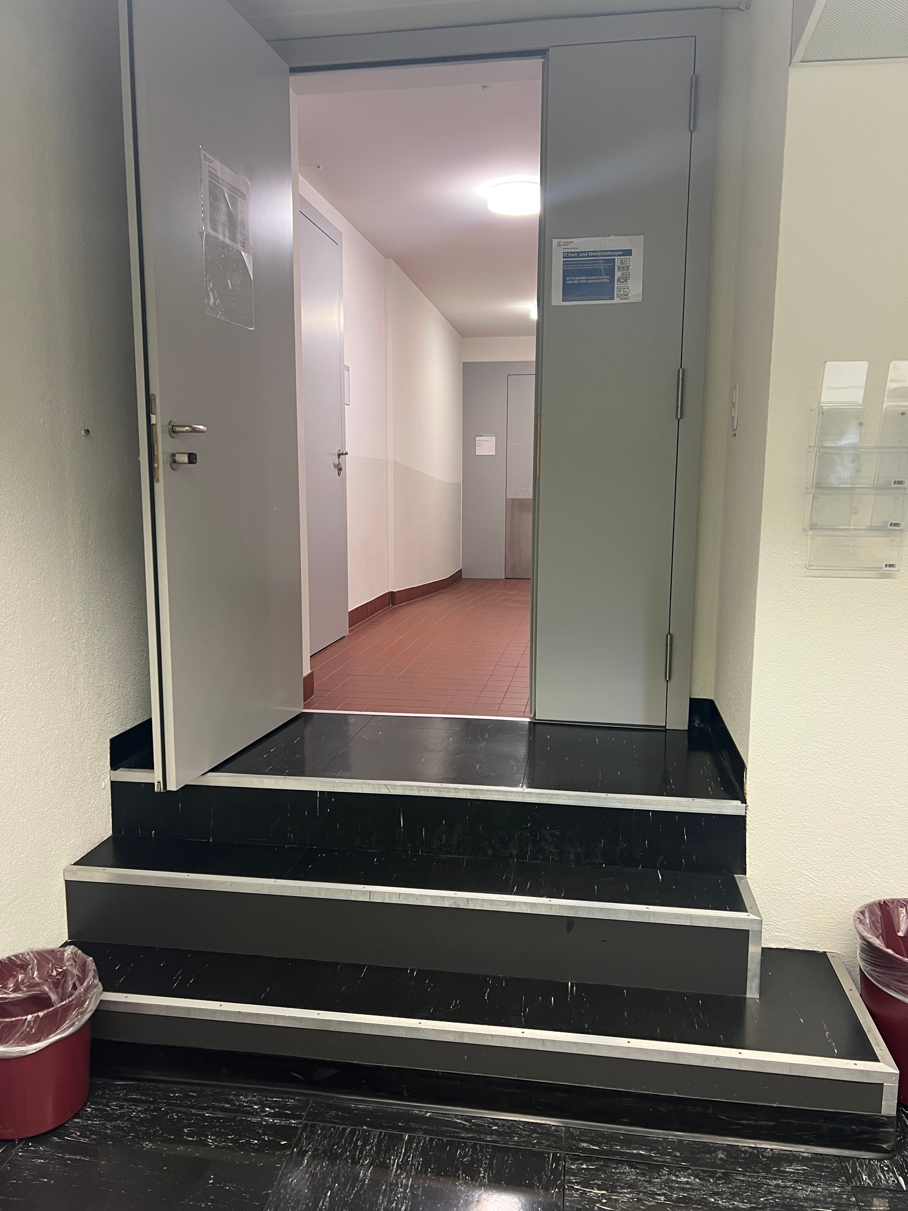 Computerkurs-Raum RAI-D-021: Hier sieht man die Treppenstufen. Sie sind innerhalb des Raumes und führen direkt von der Eingangstüre in den Raum hinein.