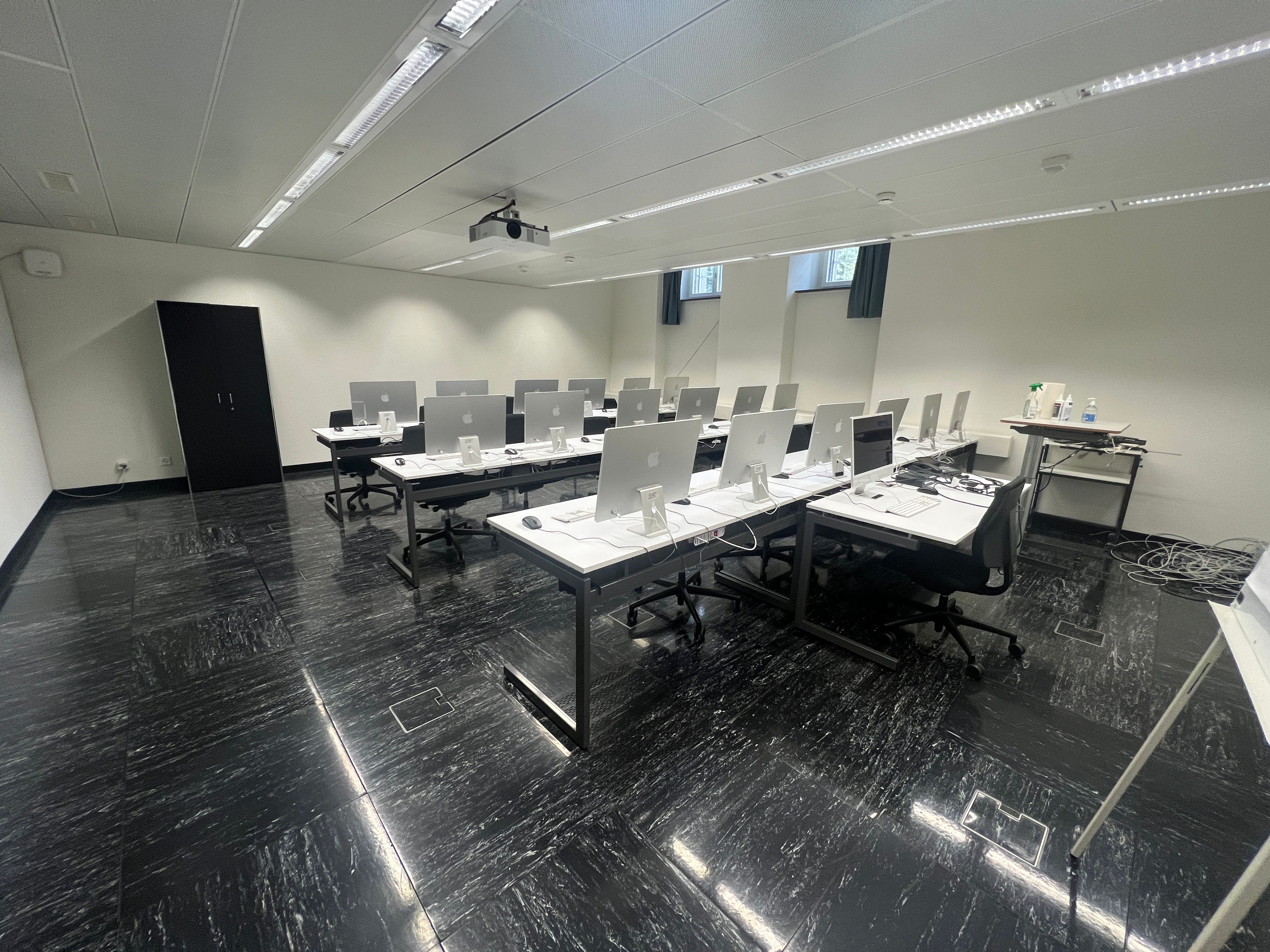 Computerkurs-Raum RAI-D-021: Totale