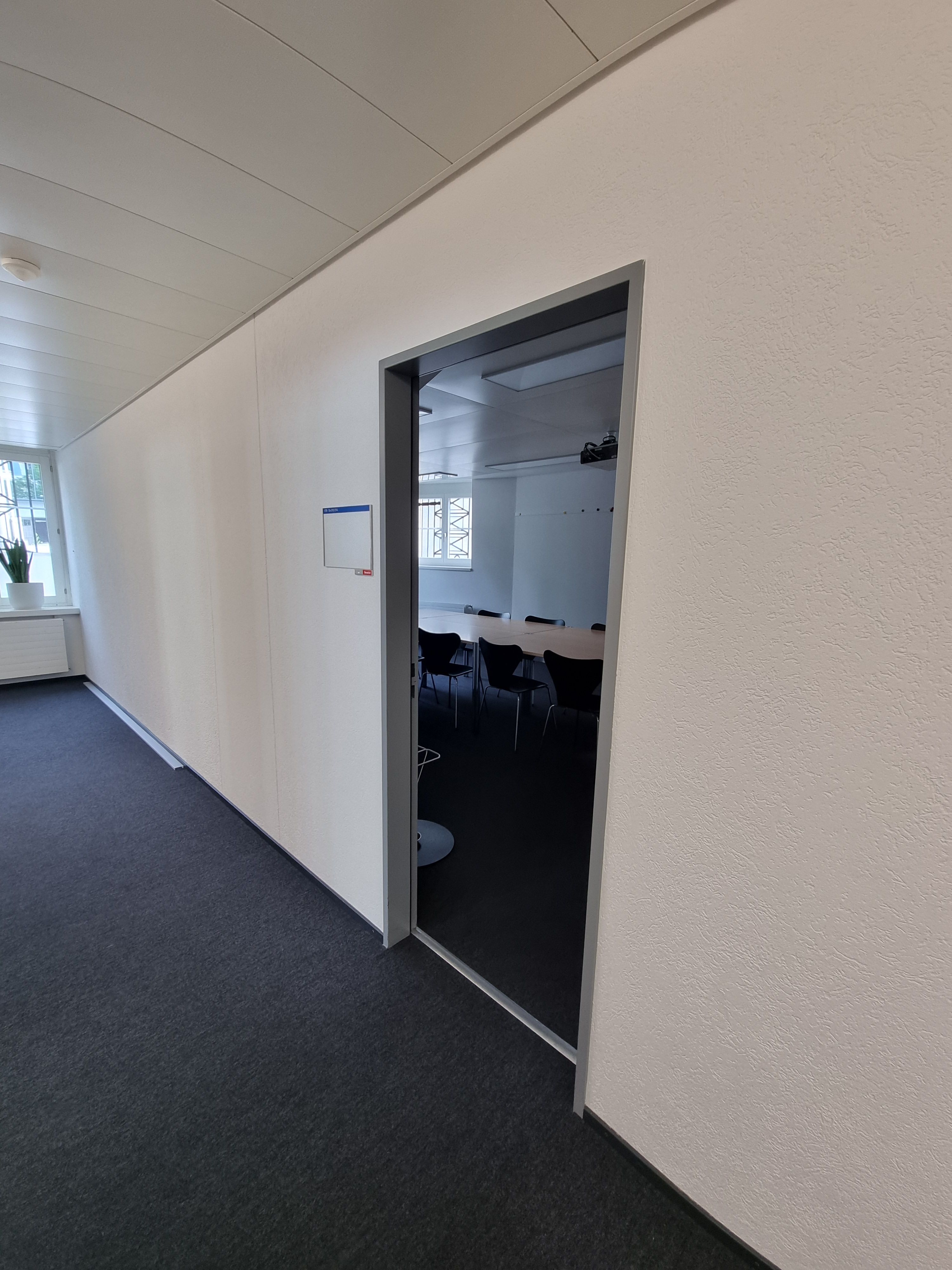 Da 010: Auf dem Bild sieht man die Eingangstür des Zimmers Da 010.