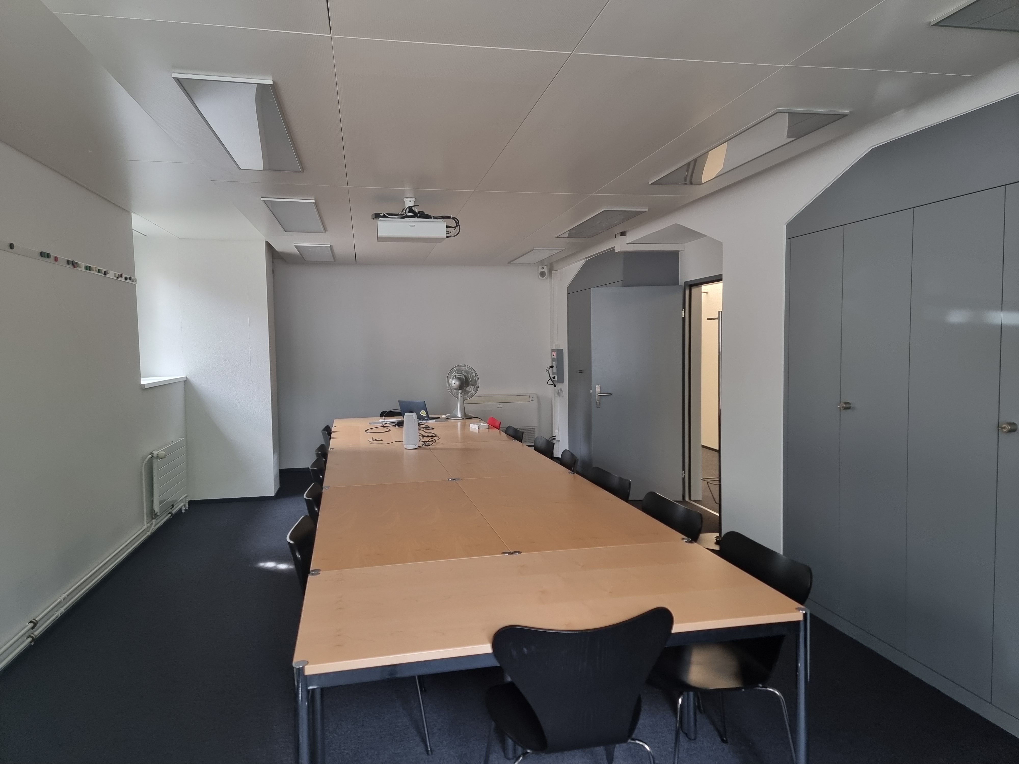 Da 010: Blick auf den ganzen Raum von der linken Raumseite aus auf die gegenüberliegende Wand.