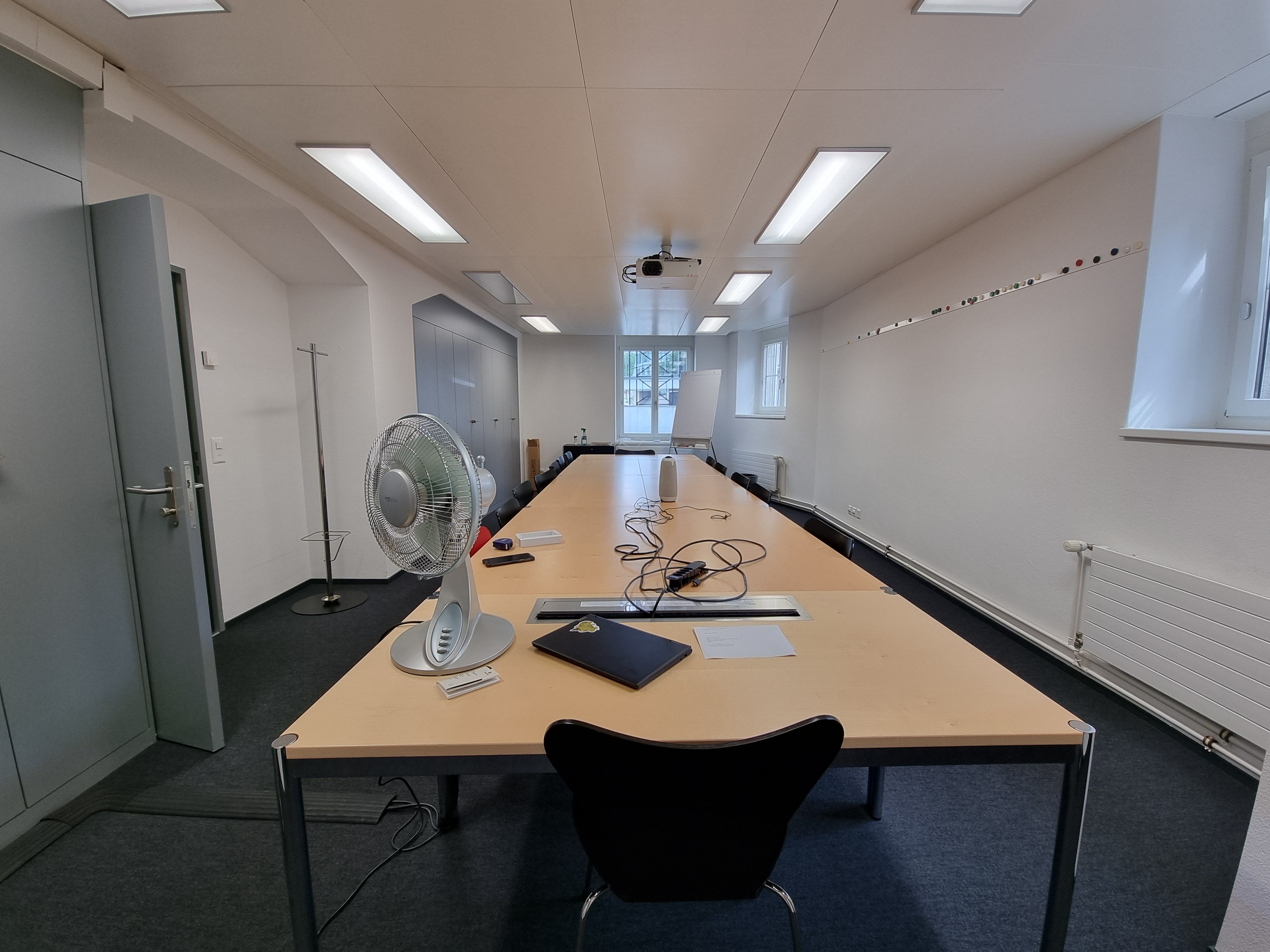 Da 010: Blick auf den ganzen Raum von der rechten Raumseite aus auf die gegenüberliegende Wand.