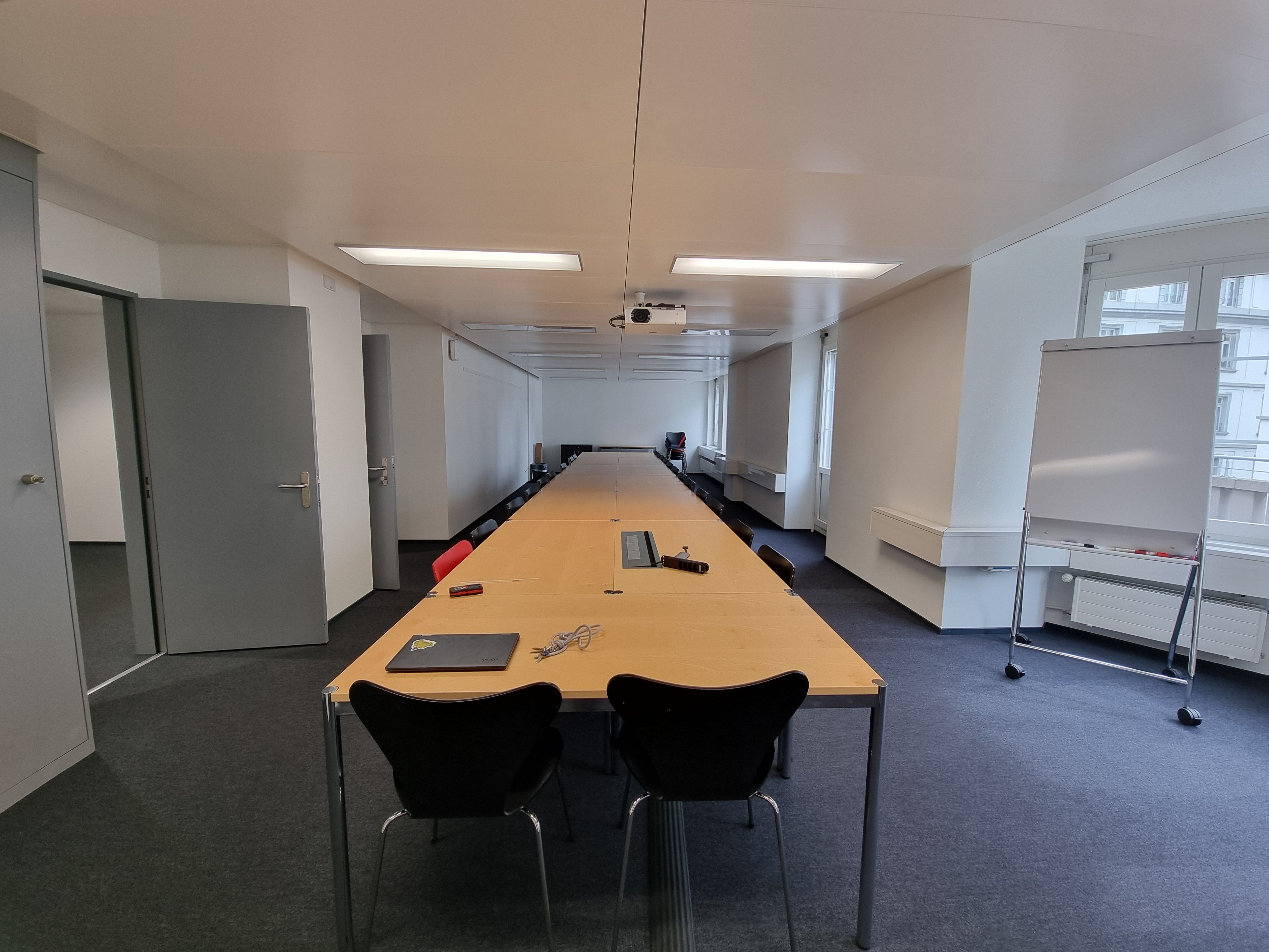 Da 029: Blick auf den ganzen Raum von der rechten Raumseite aus auf die gegenüberliegende Wand.