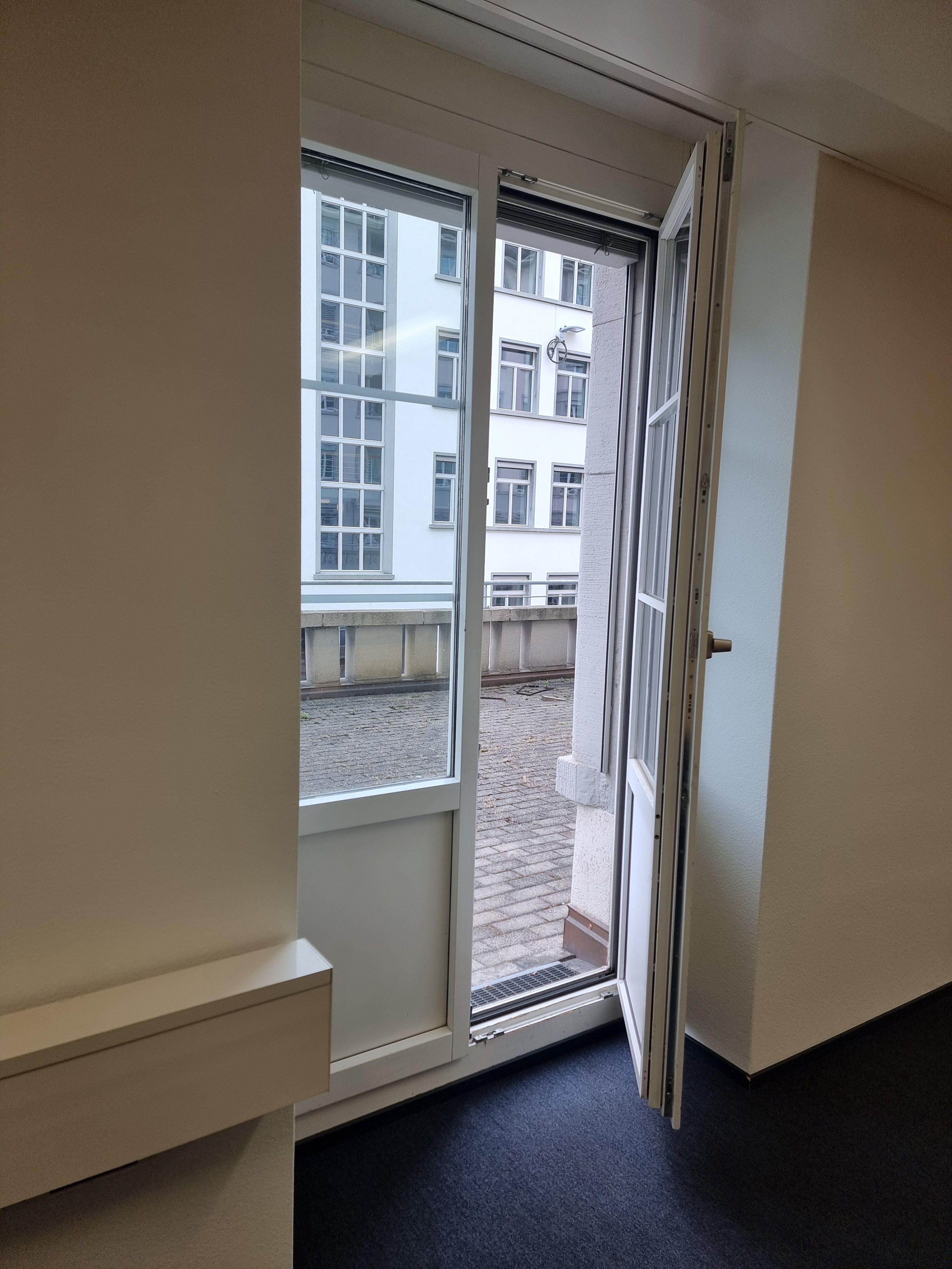 Da 029: Ein Bild von der Terrassentür. Die Terassentür ist halb offen.