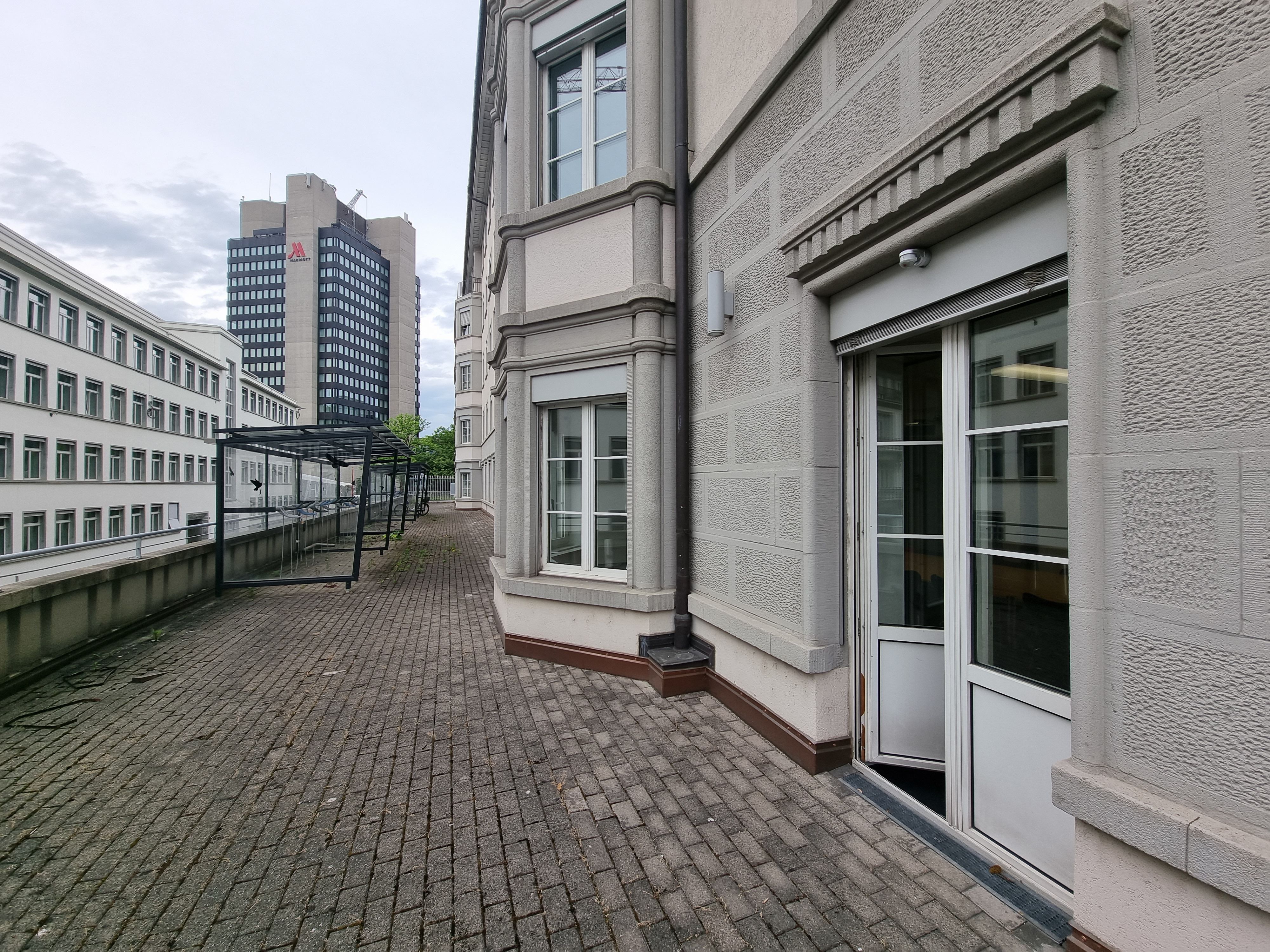 Da 029: Ein Bild der Terrasse von Aussen. Das Bild wurde von der linken Seite der Terrasse gemacht.