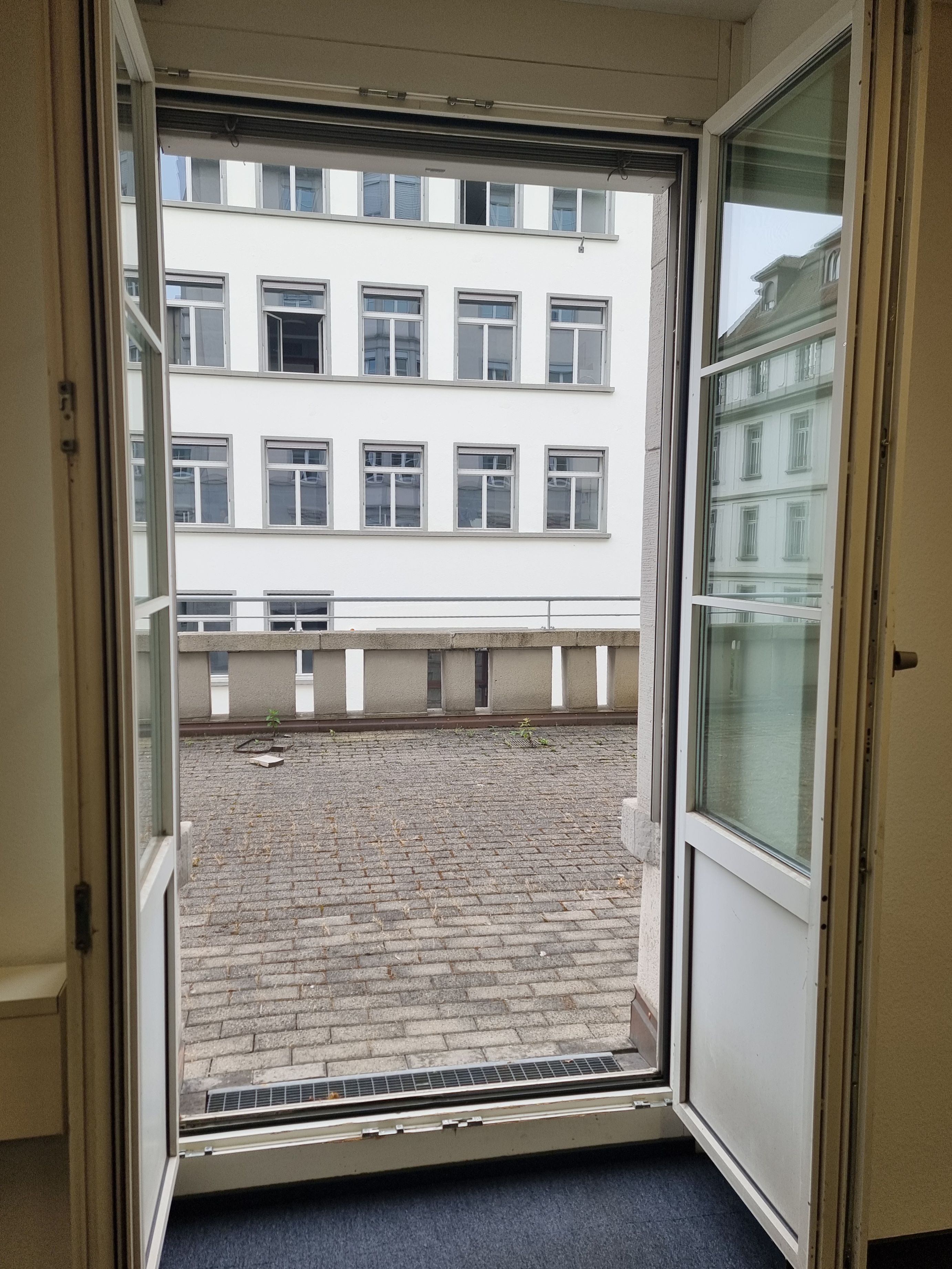 Da 029: Ein Bild der Terrassentür. Die Terrassentür ist ganz offen.