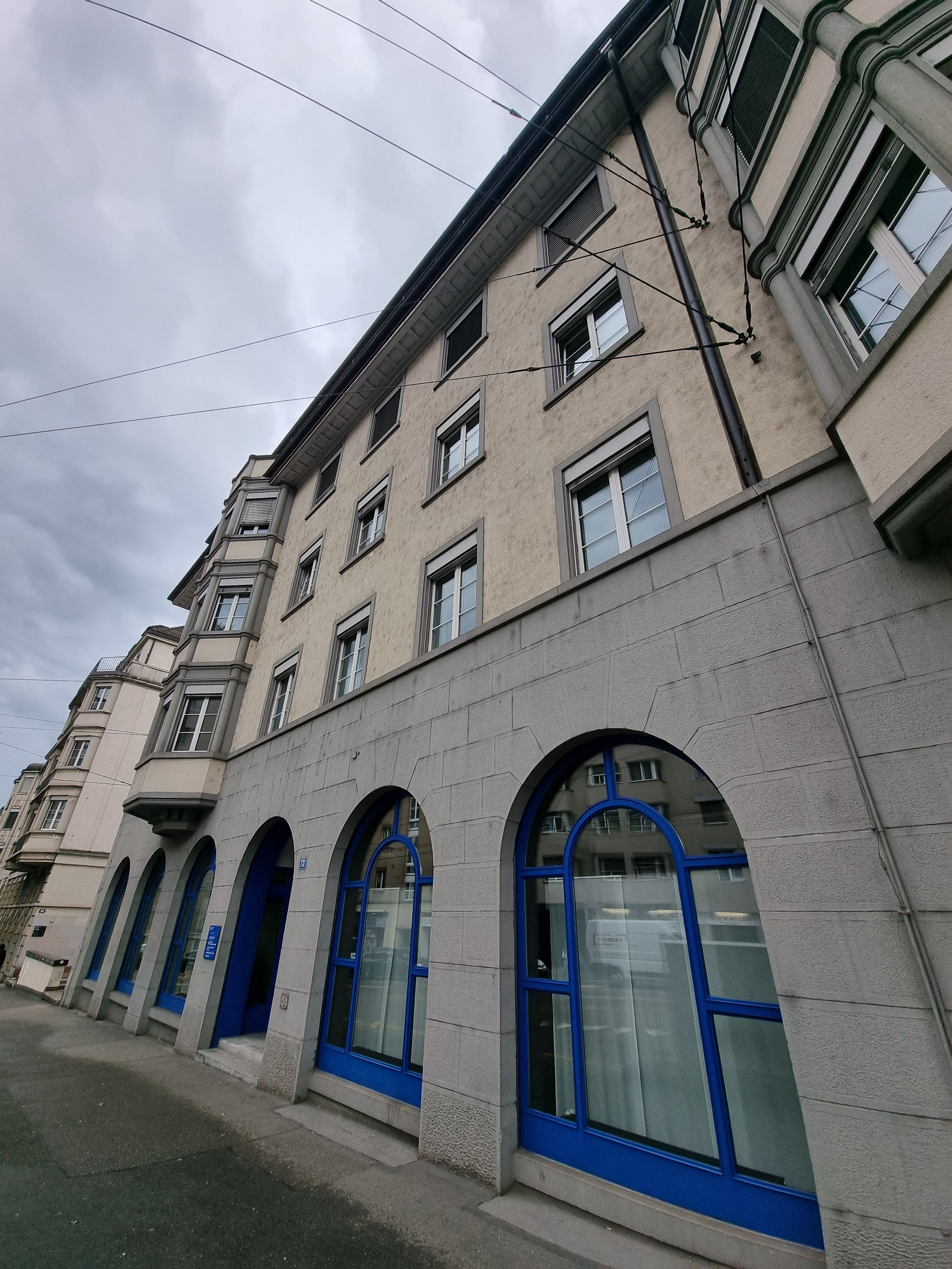 STB Gebäude: Ein Bild des ganzen Gebäudes von Aussen.