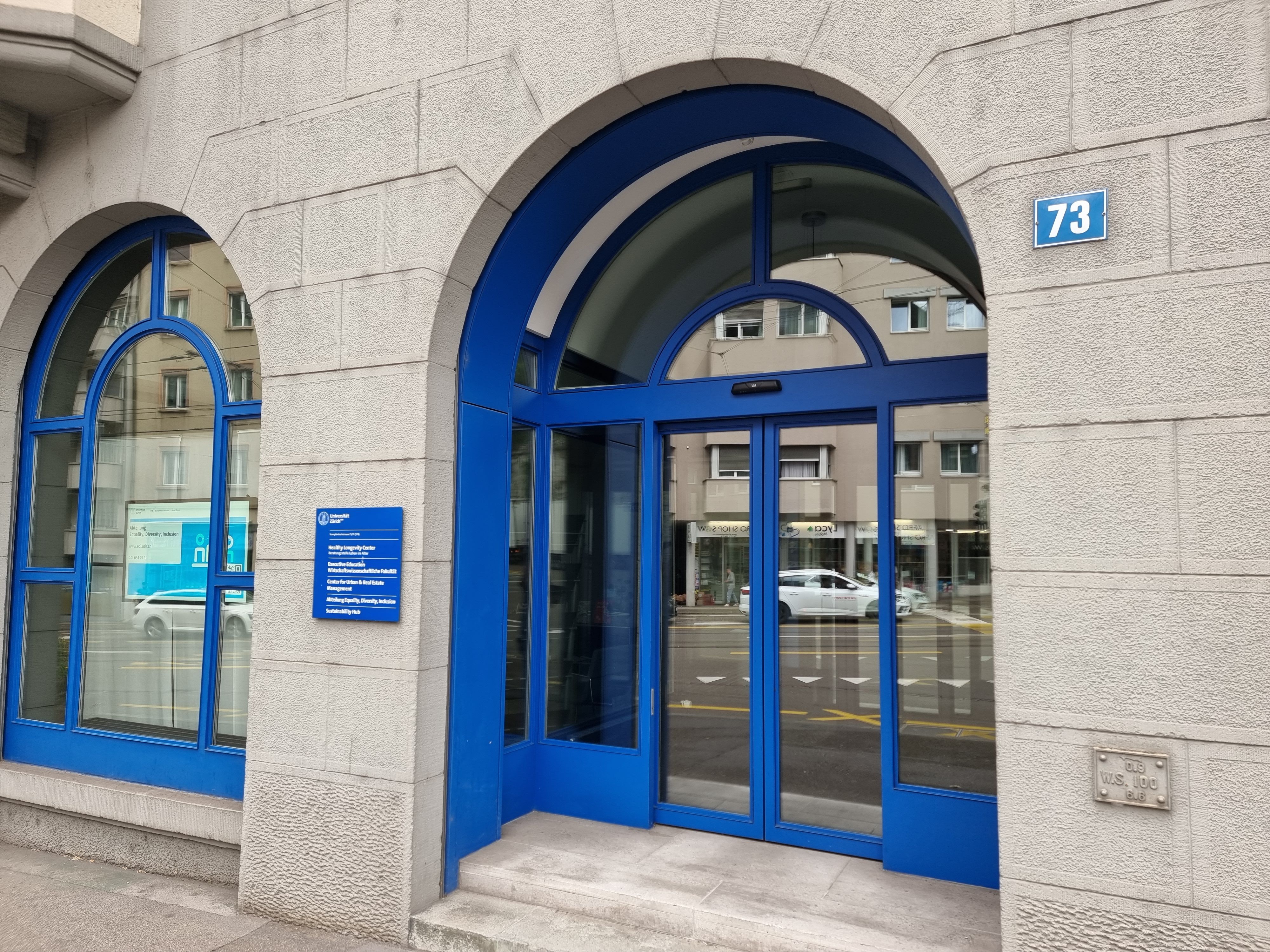 STB Gebäude: Ein Bild der Eingangstüre vom Gebäude.