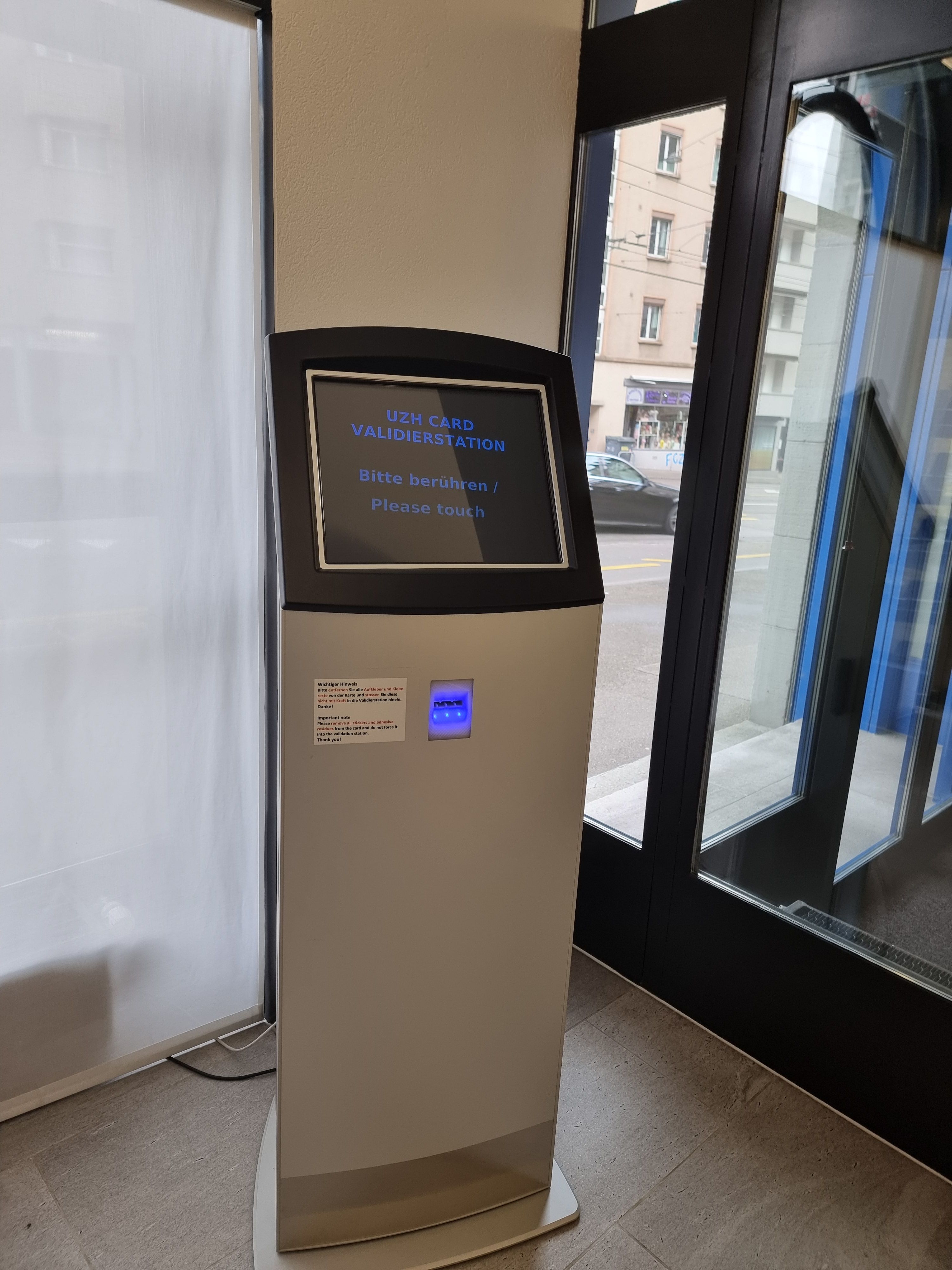 STB Gebäude: Ein Bild der Validierstation. Die Validierstation ist auf der rechten Seite der Haupteingangshalle.