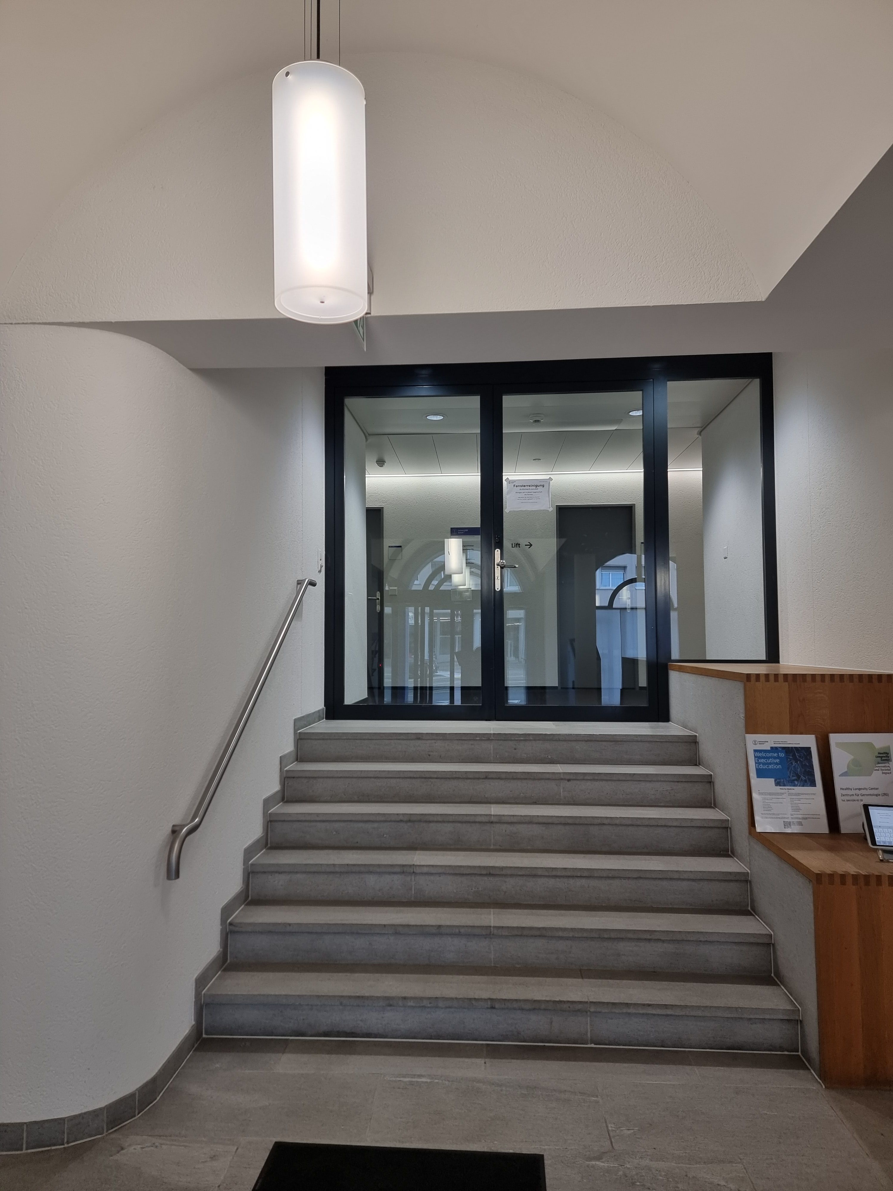 STB Gebäude: Auf dem Bild sieht man die Treppe im Foyer.