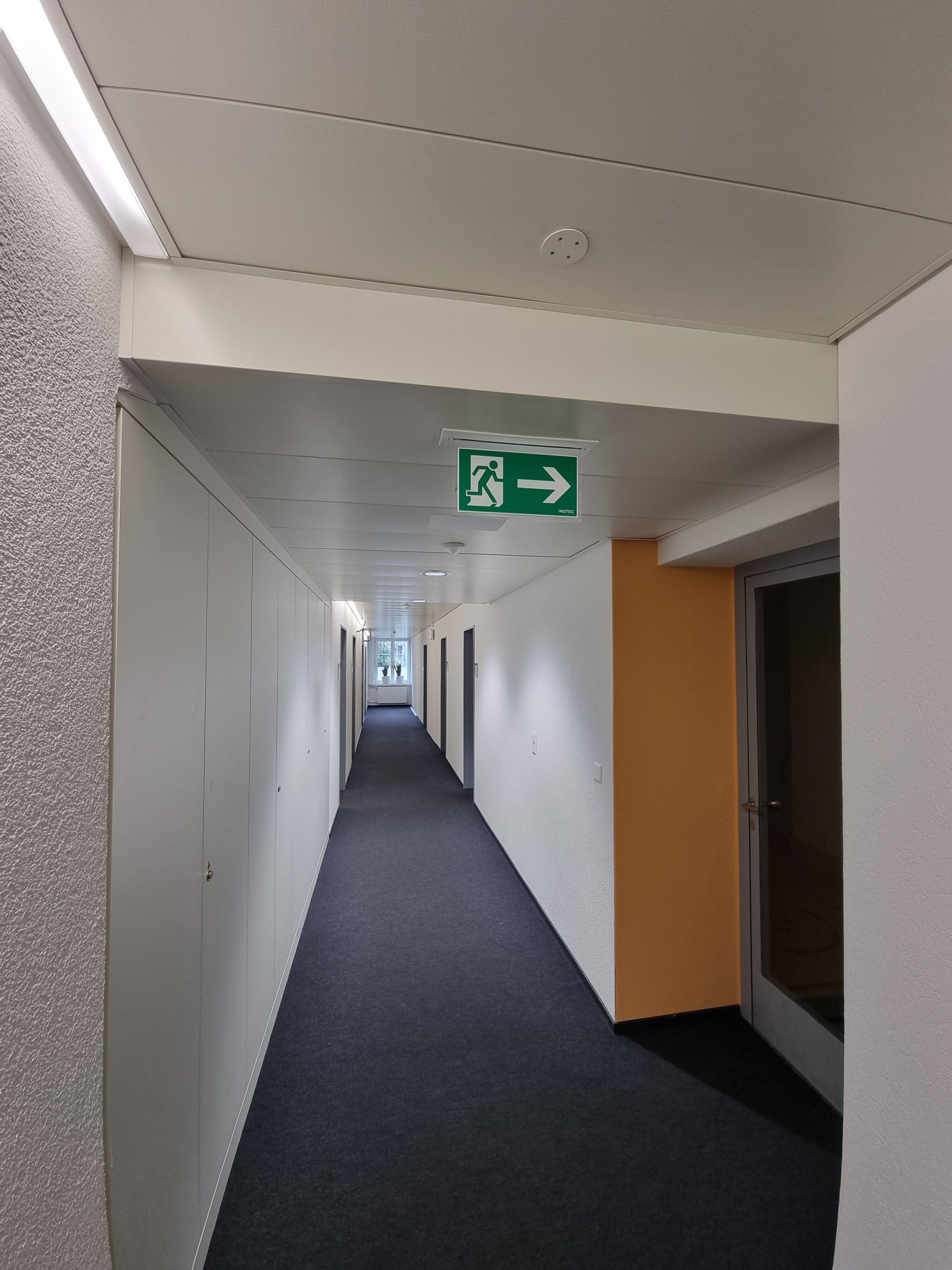 Stockwerk DA: Ein Bild des Fluchtwegs. Dieser Fluchtweg befindet sich in der Mitte vom ganzen Gang.