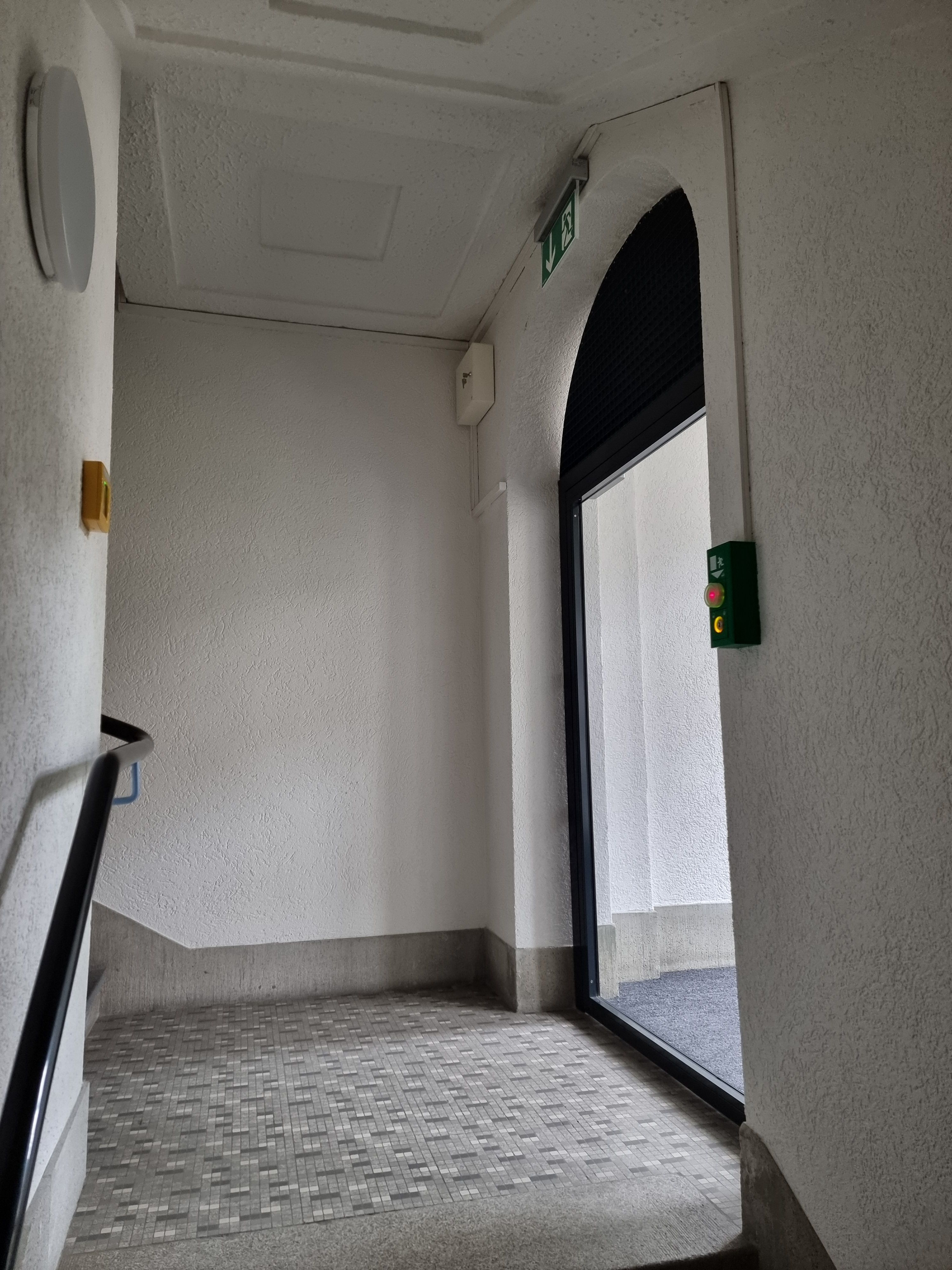 Stockwerk DA: Ein Bild des Fluchtwegs. Auf dem Bild sieht man den Notausgang auf der rechten Seite.