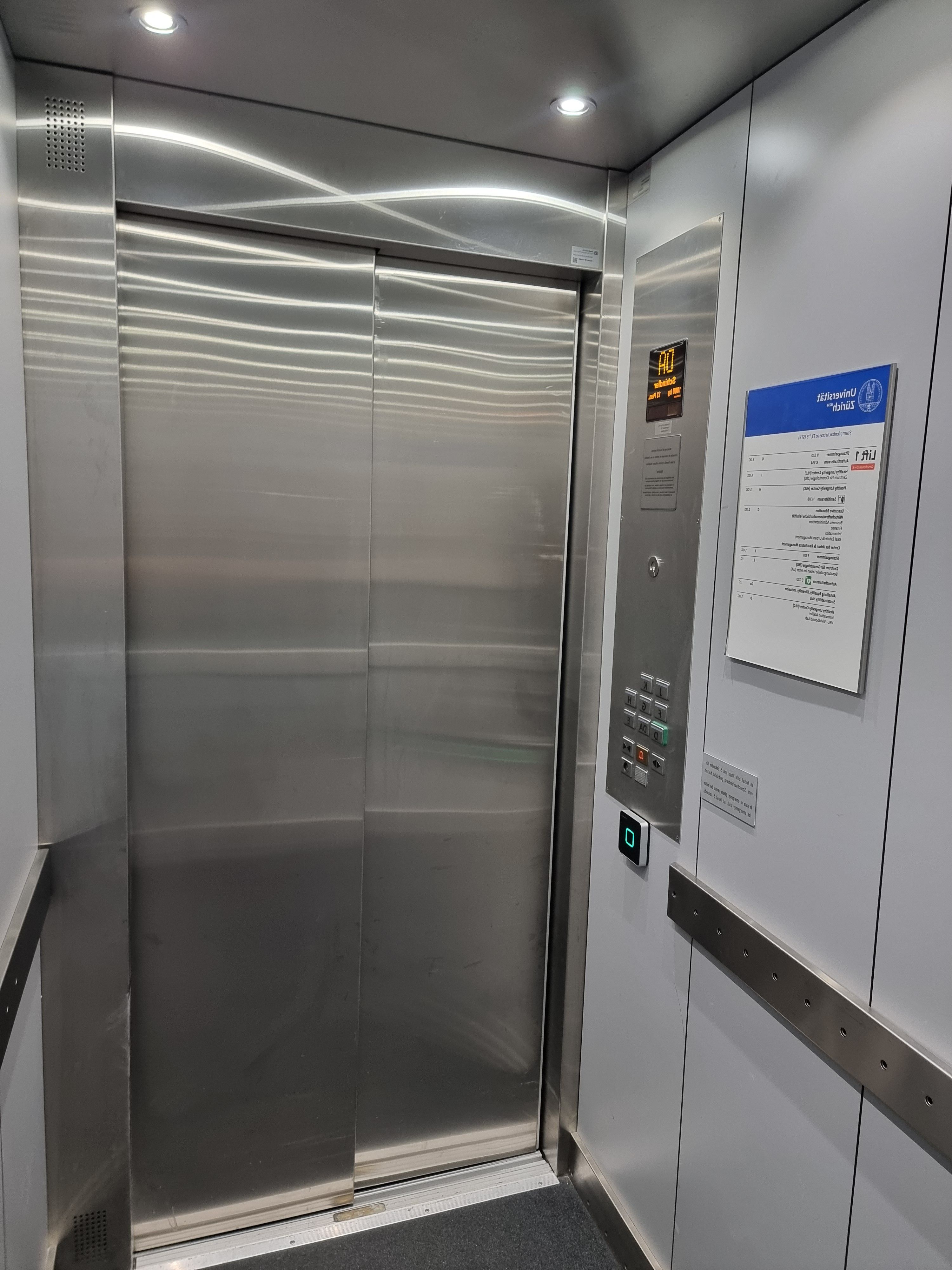 Da 926: Foto vom Lift von Innen. Die Tasten sind auf der rechten Seite innerhalb des Lifts. Das Foto wurde auf dem Stockwerk Da geschossen.