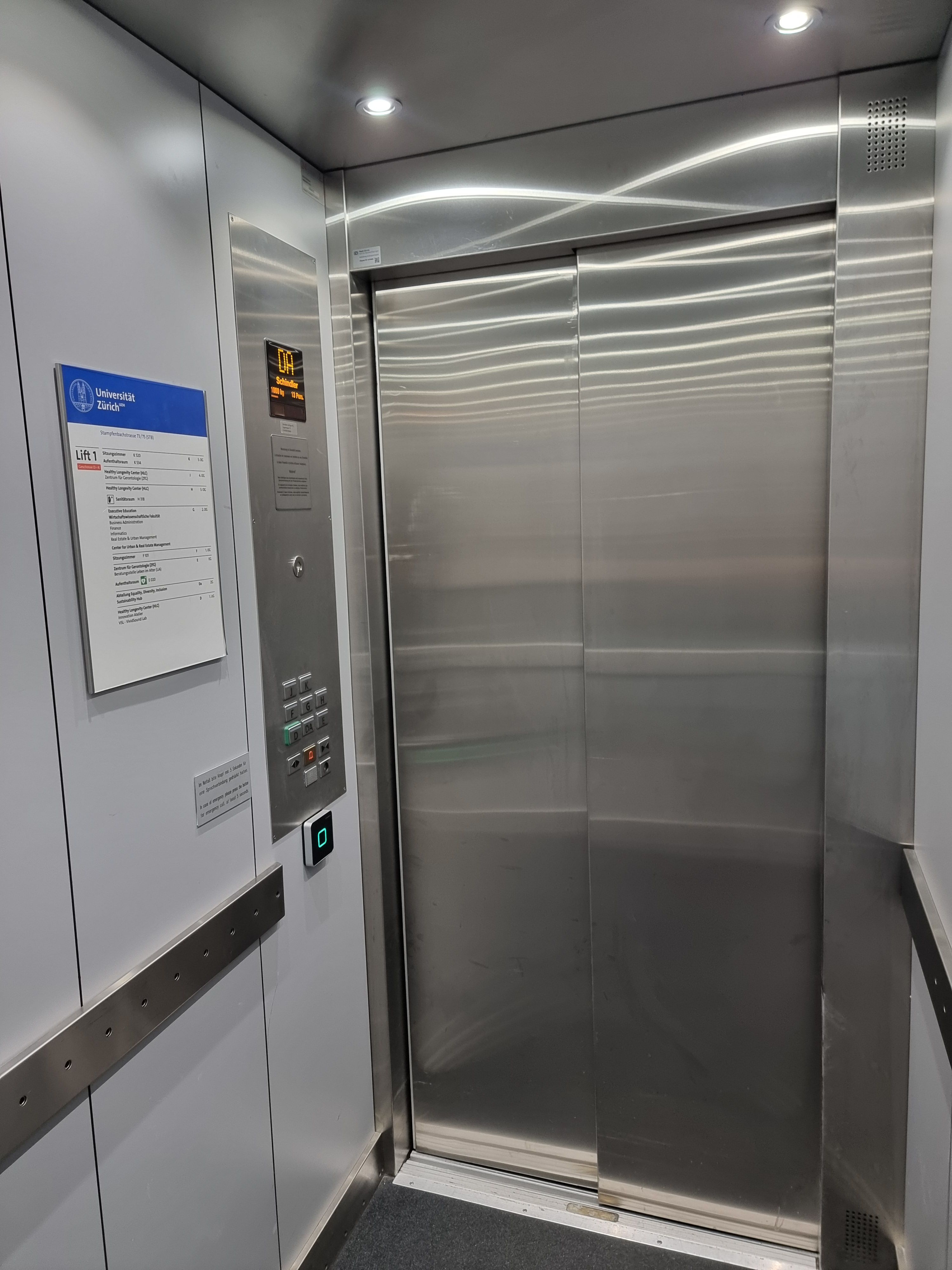 Da 928: Foto vom Lift von Innen. Die Tasten sind auf der linken Seite innerhalb des Lifts. Das Foto wurde auf dem Stockwerk Da geschossen.