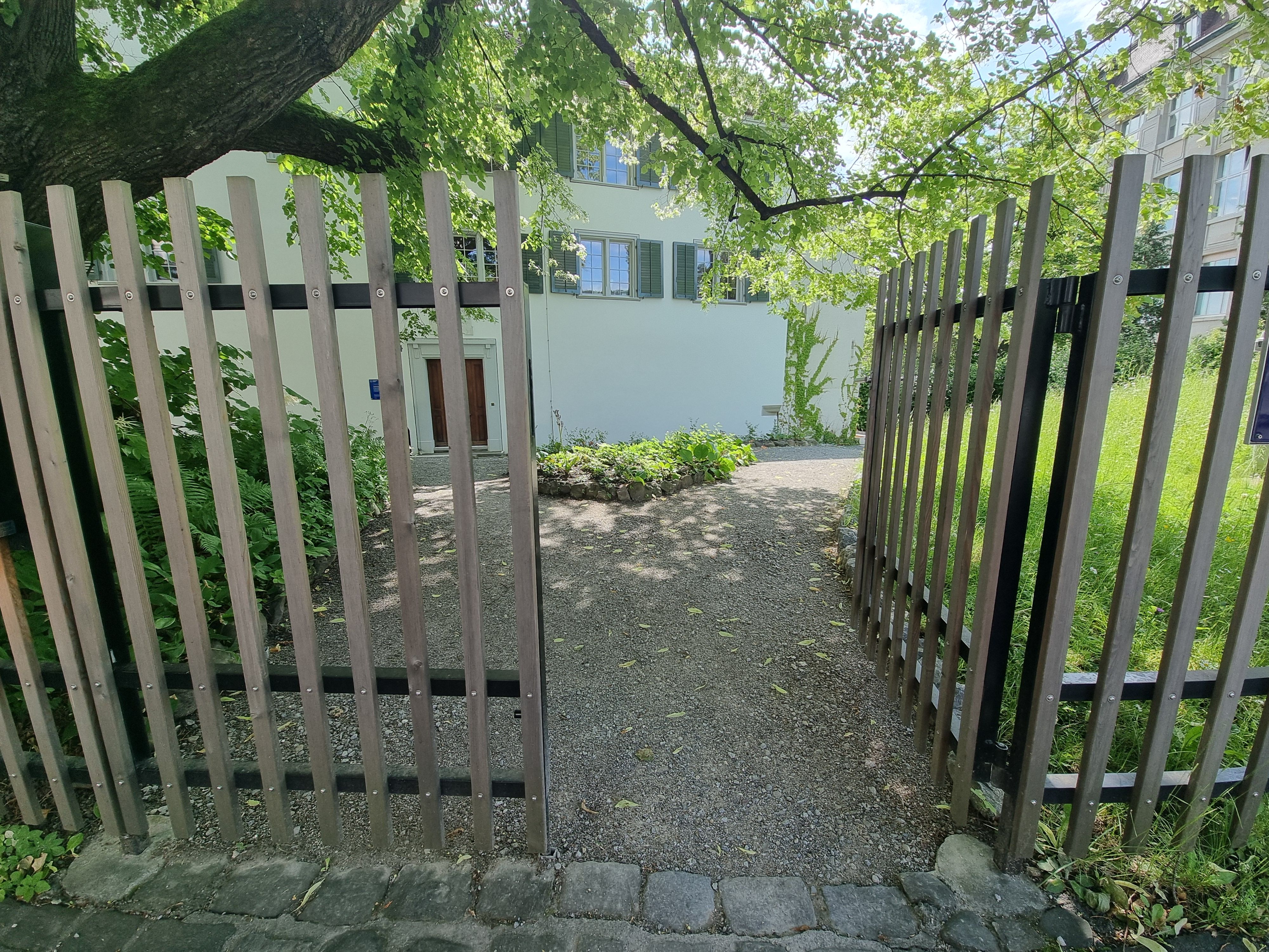 SOB Gebäude: Das Eingangstor zum Gebäude. Die halb offene Breite beträgt 93cm.