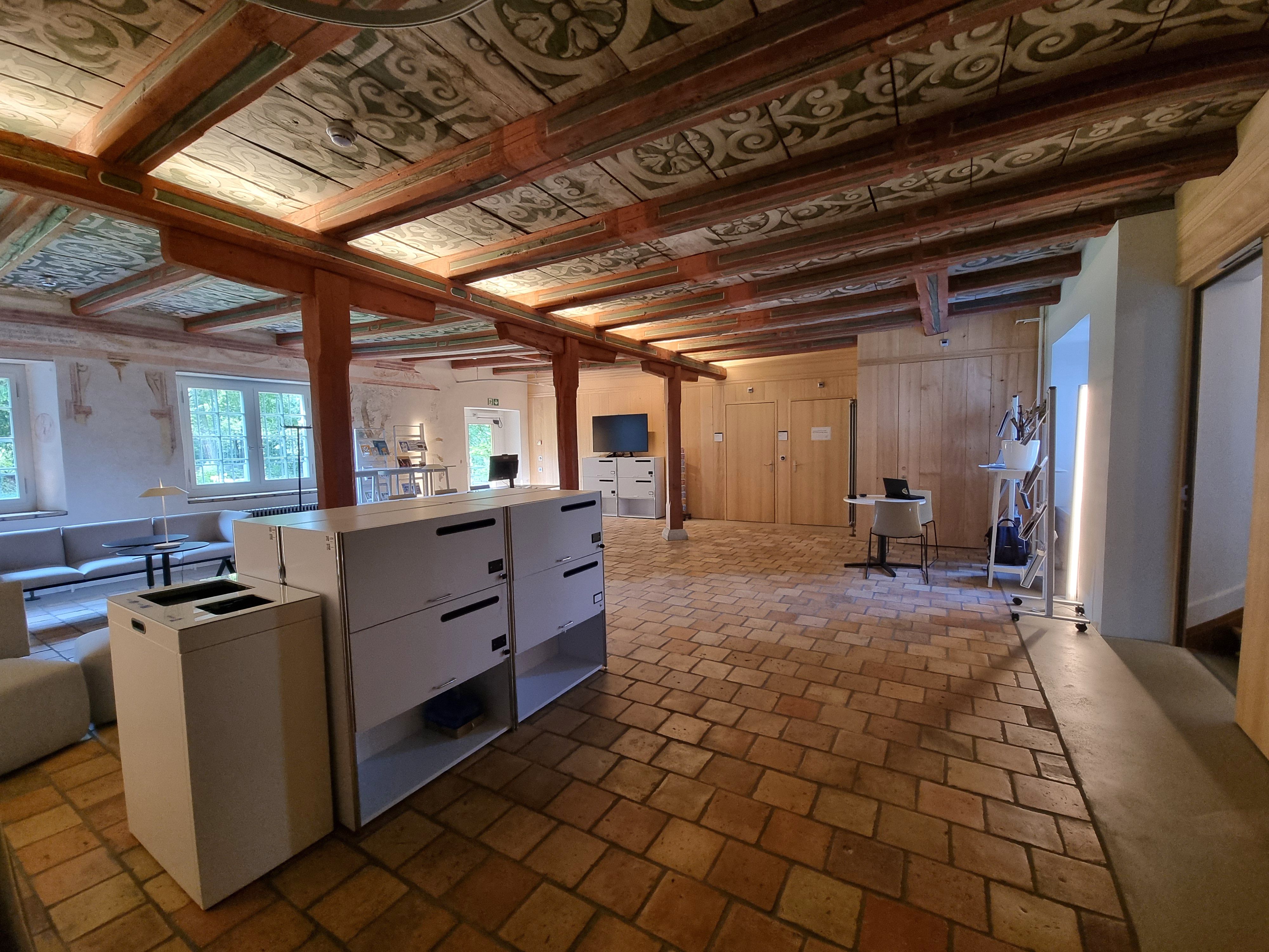 SOB Geschoss E, Eingangshalle E-100: Perspektive von der Haupteingangstüre aus.