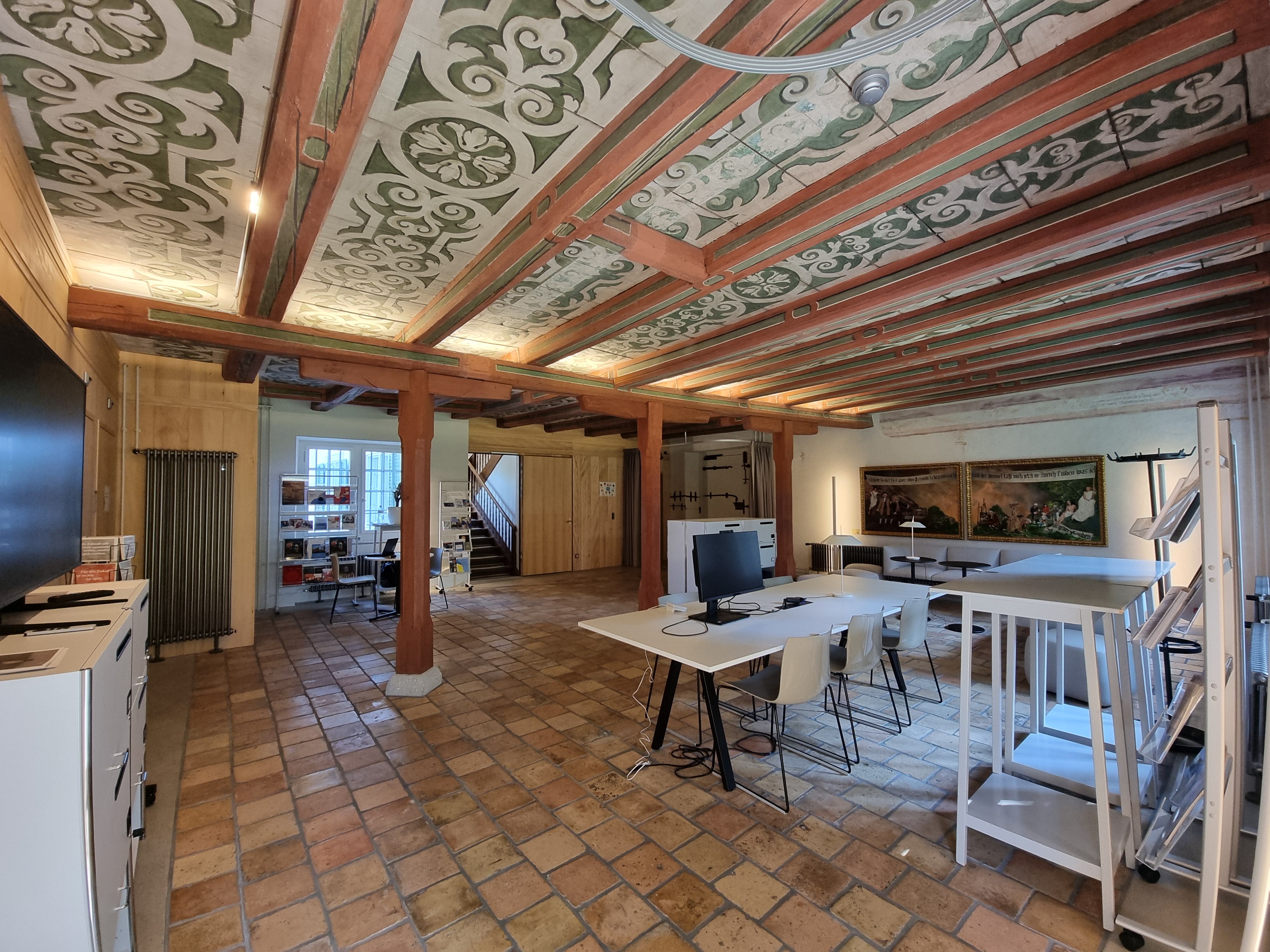 SOB Geschoss E, Eingangshalle E-100: Perspektive vom barrierefreien Eingang aus.