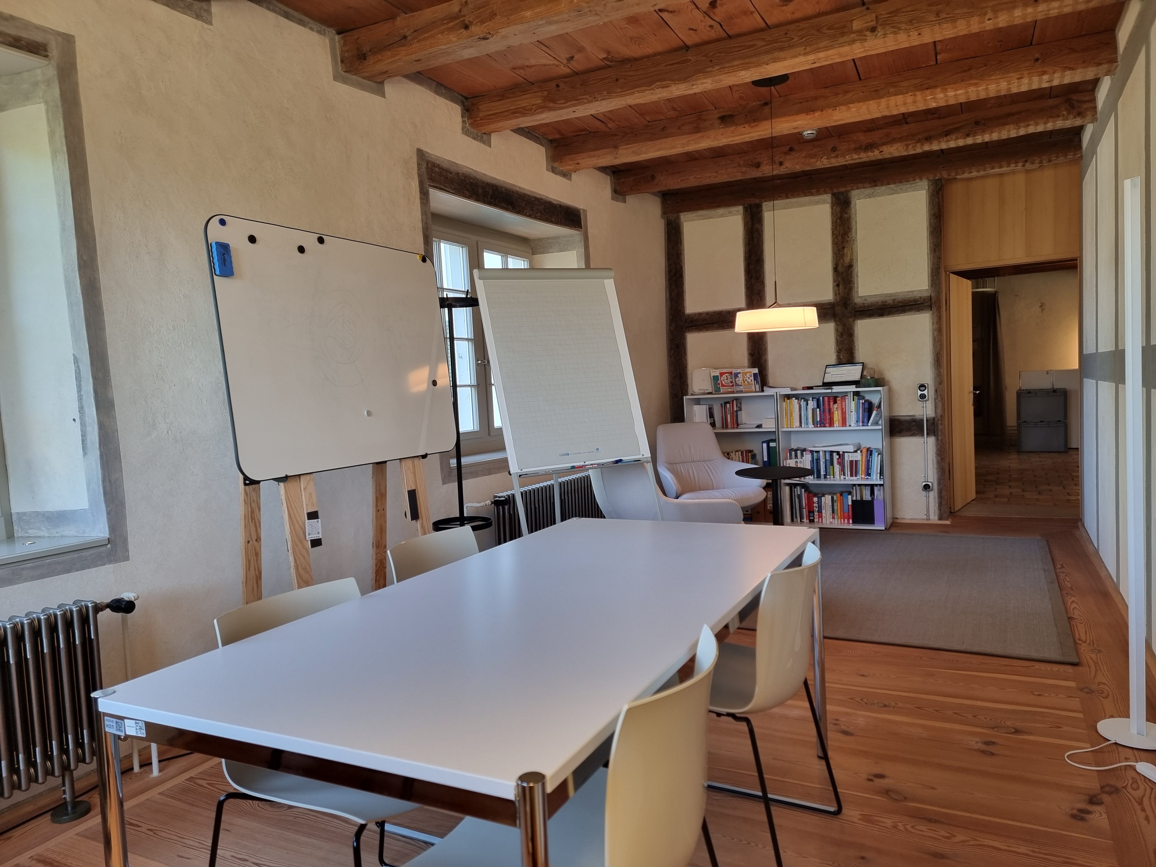 SOB Gebäude, Raum E-103: Blick auf den Raum von der gegenüberliegenden Seite des Eingangs aus.