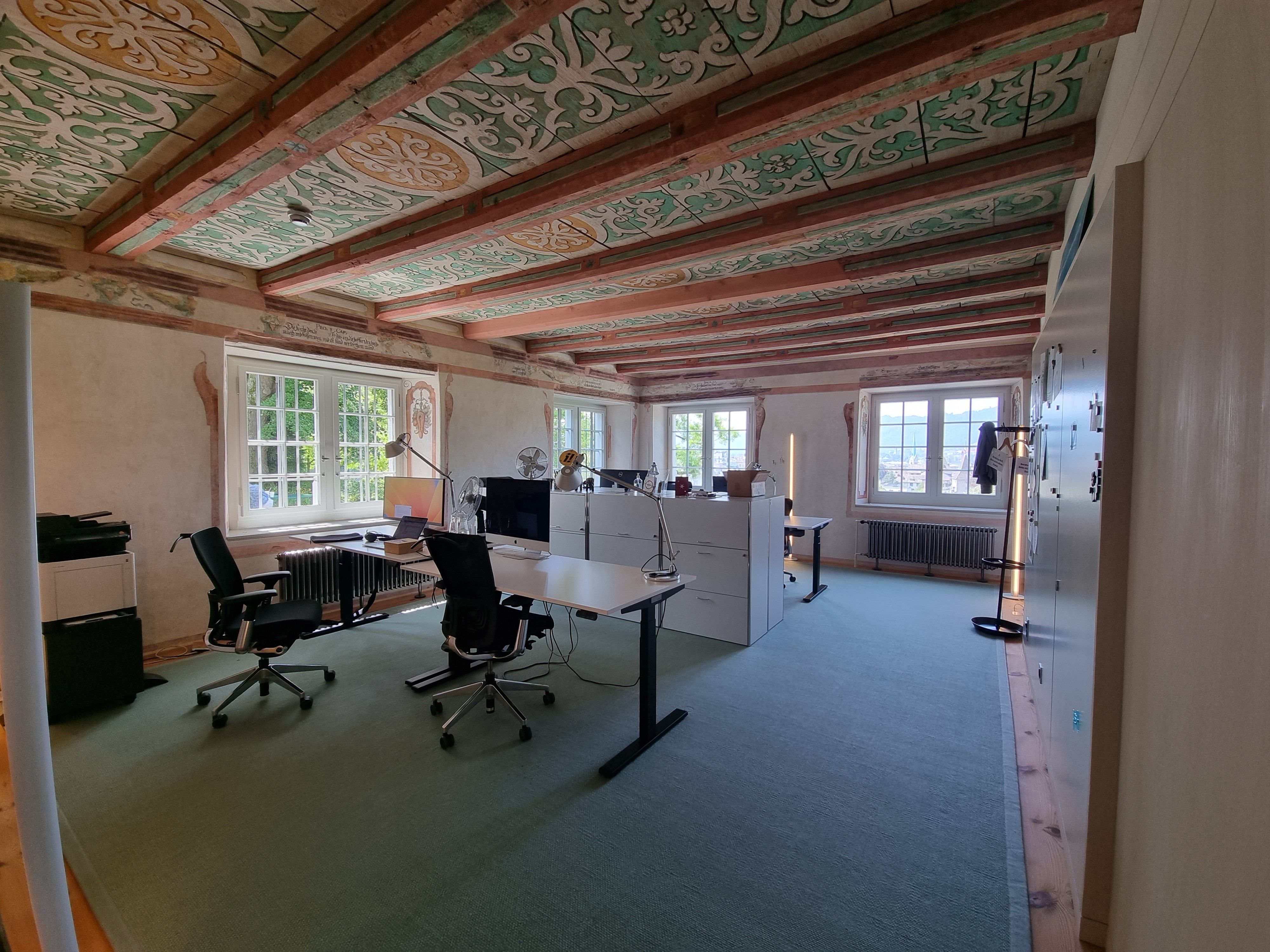 E-102: Blick in den Raum von der Türe aus. Gemeinsamer Arbeitsbereich der Fachstelle Studium und Behinderung.