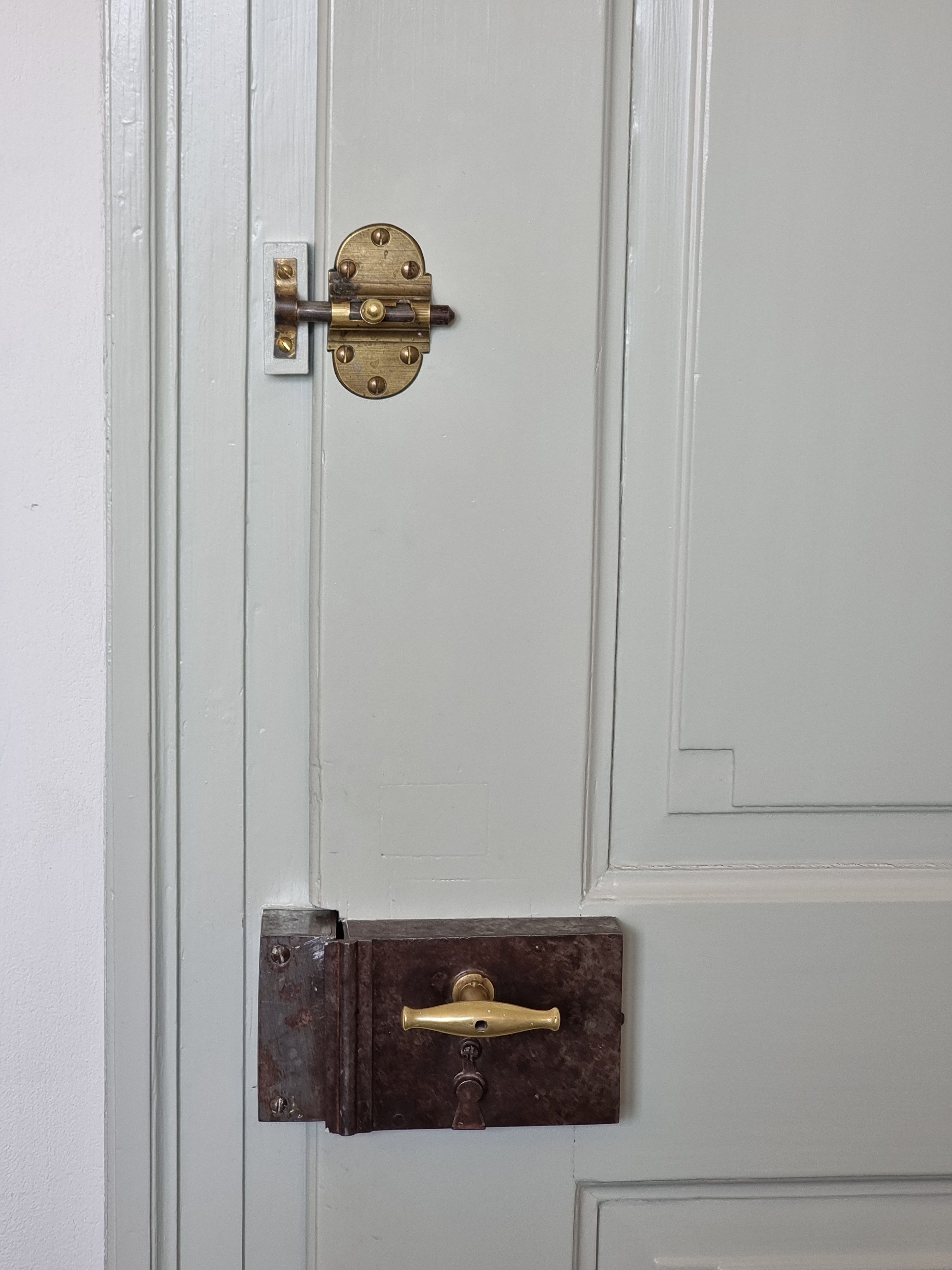 G-108: Bild des Schieberiegels. Man muss den Riegel nach links schieben, um die Tür abzuschliessen.