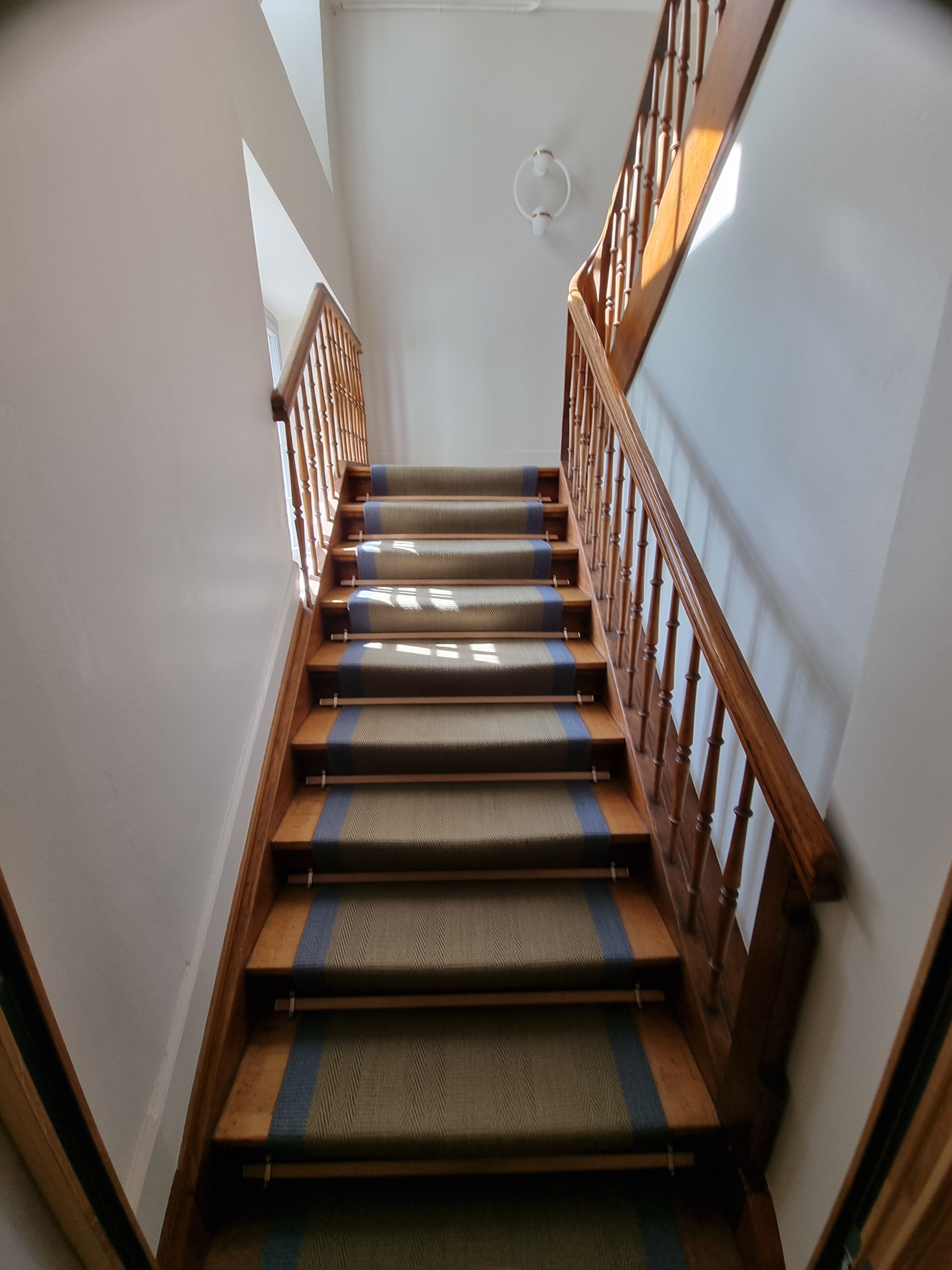 SOB Gebäude Erdgeschoss: Der Handlauf auf der rechten Seite der Treppe beginnt erst ab der ersten Stufe. Der Abstand zwischen dem Treppeneingang und des rechten Handlaufs beträgt 20cm. Der Handlauf auf der linken Seite der Treppe beginnt erst ab der siebten Stufe.