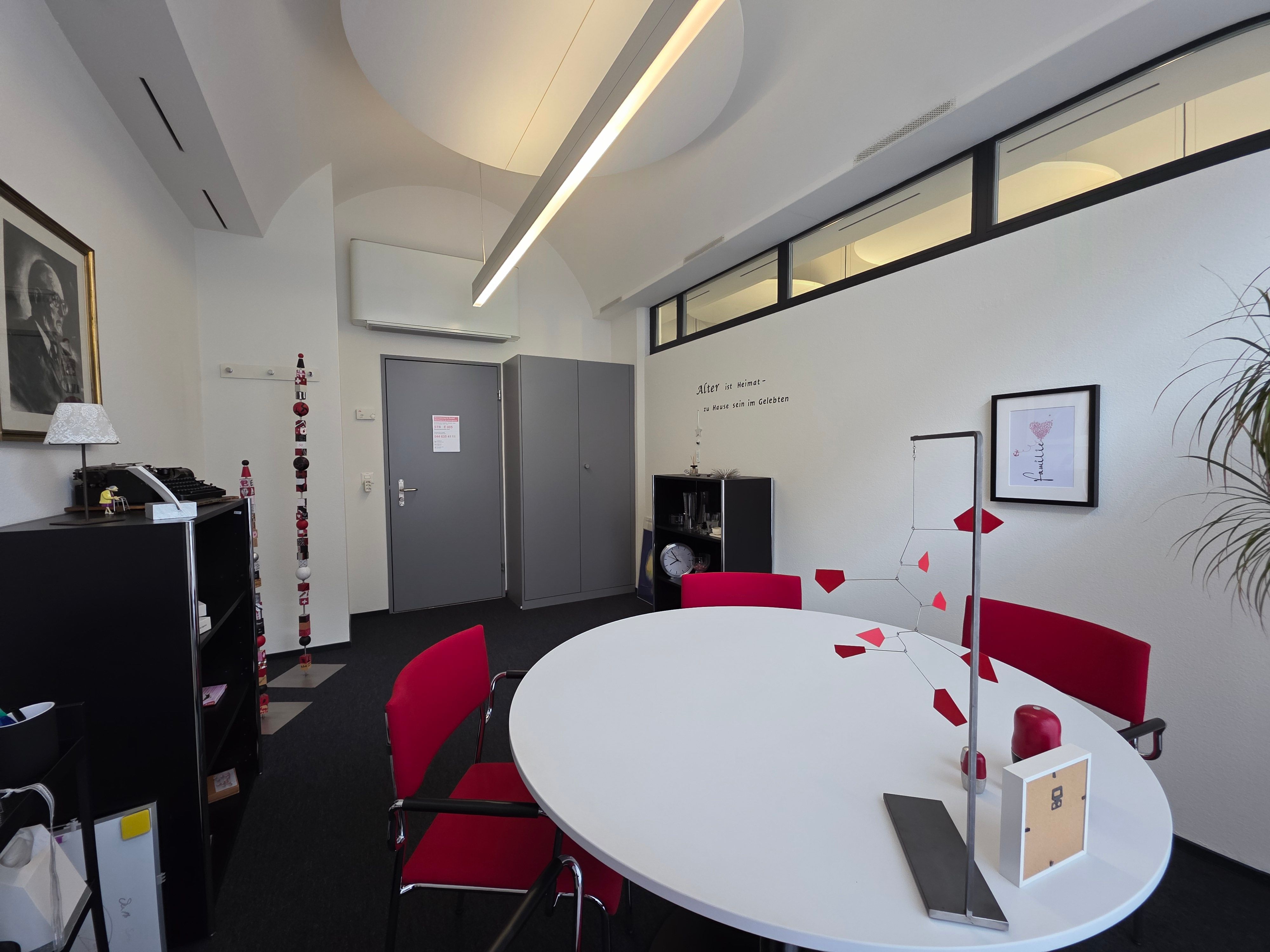 Beratungszimmer E-005: Bild vom Beratungszimmer vom Fenster aus mit Blick auf die Tür.