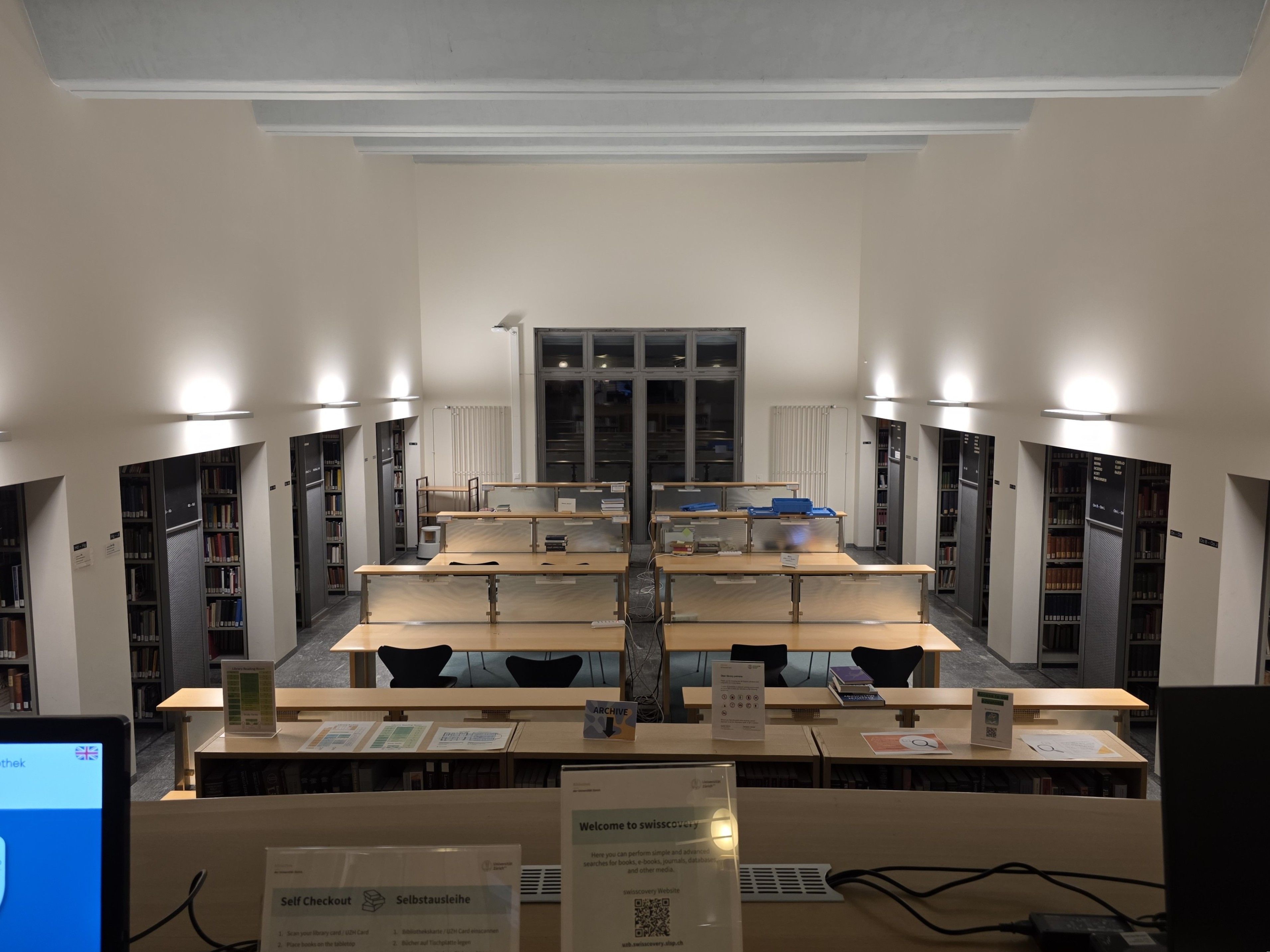 PET -1-4: Blick auf den Lernraum von der Ausleihestation aus.