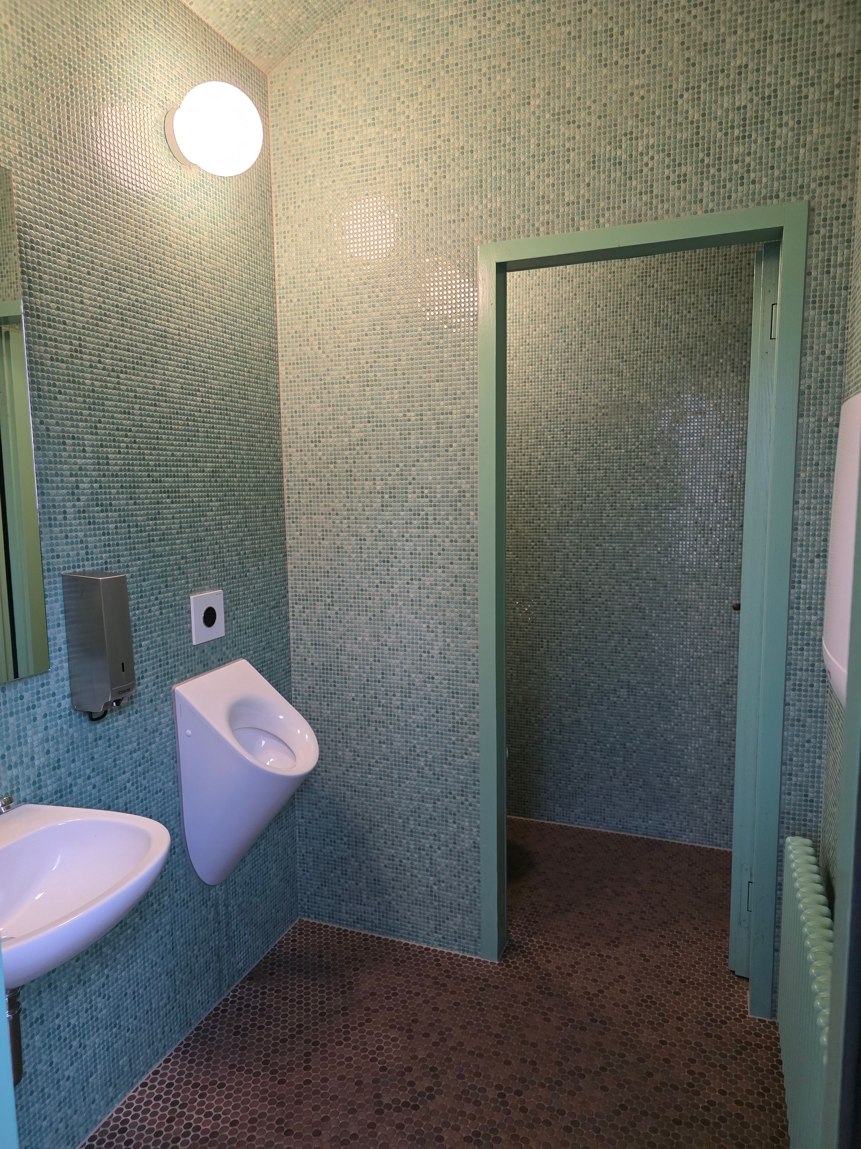 D-03: Ganzes WC von innen mit Sicht auf die WC-Kabine.