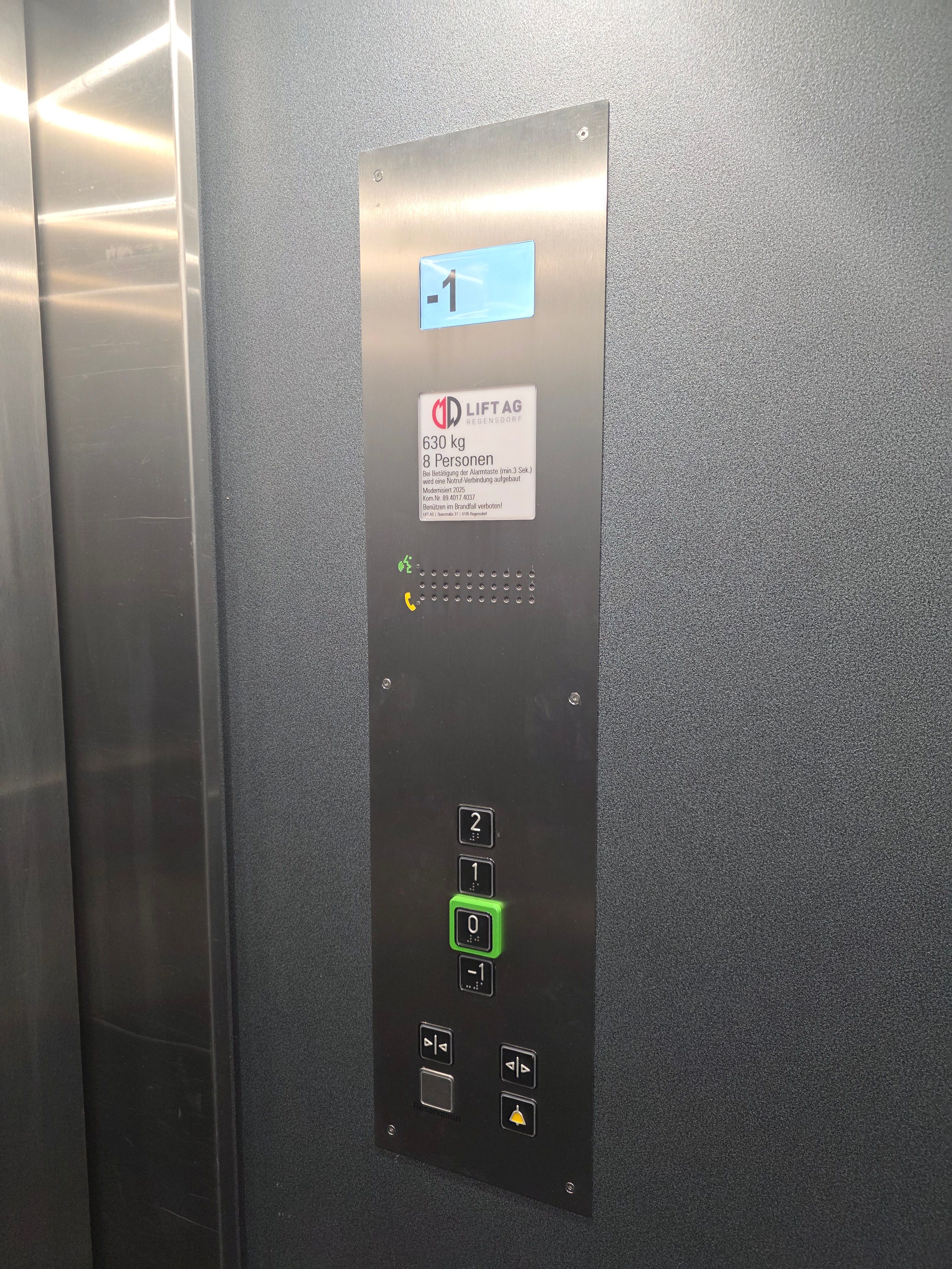 PET Lift: Bild von den Lifttasten im Innenraum. Oberhalb vom Bedienungsfeld hat es ein Display. Es wird angezeigt auf welchem Stockwerk sich der Lift befindet.