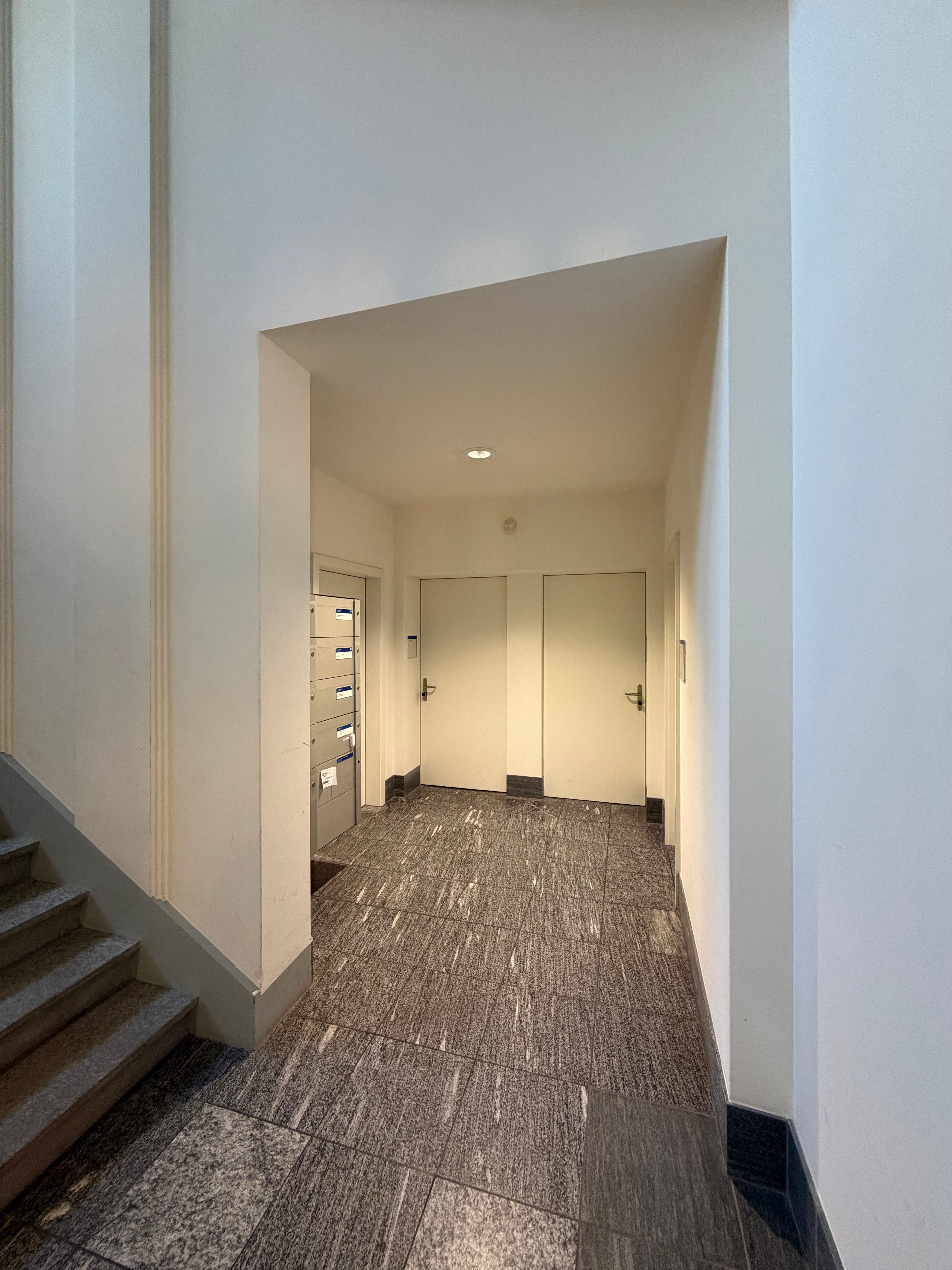 SOC_Stockwerk E (= EG): Blick auf die Sitzungszimmer und Gruppenräume (SOC E-002). Links sind die Briefkasten angedeutet.