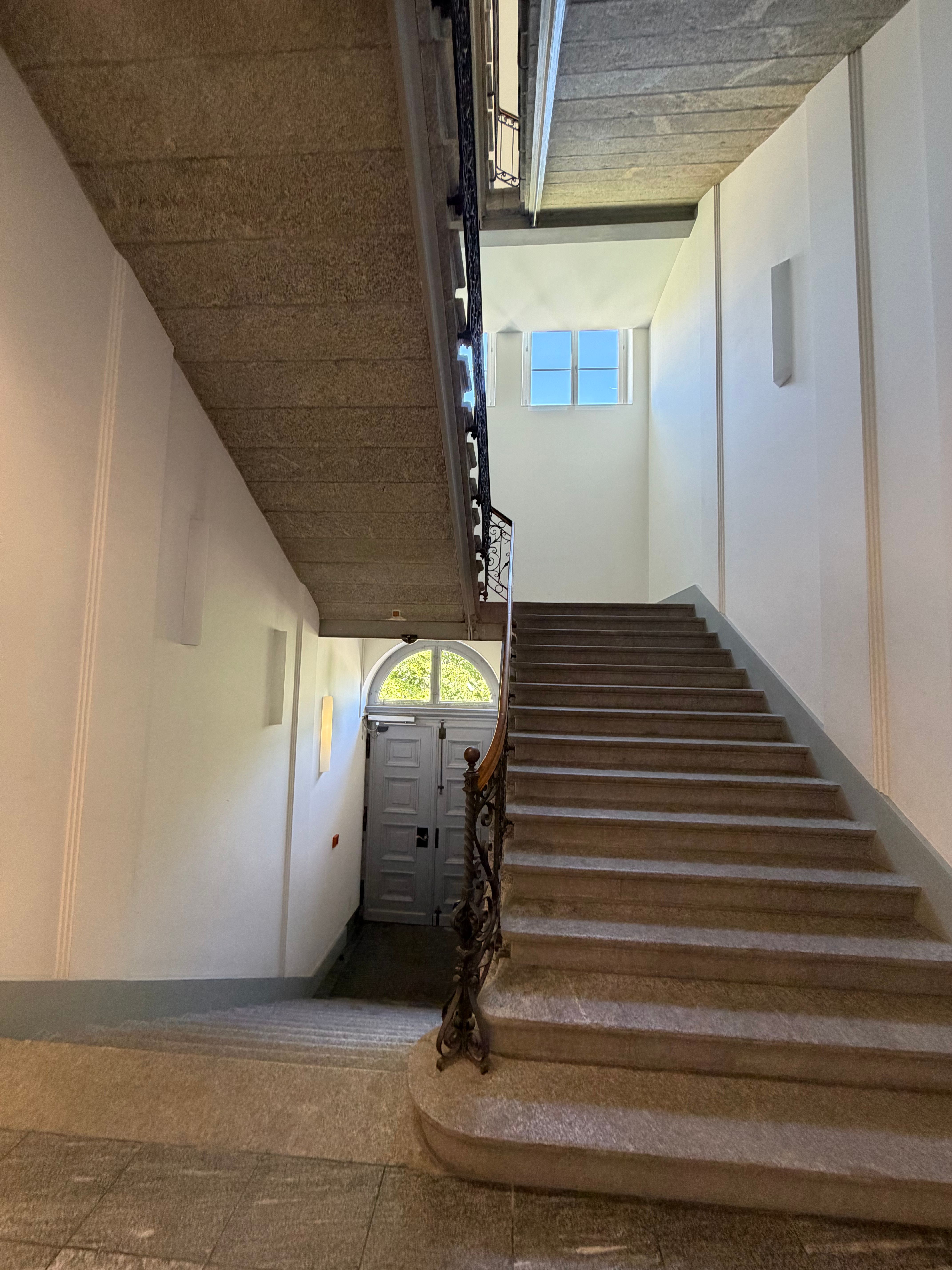 SOC_Stockwerk E (= EG): Abbild des Treppenhauses des Erdgeschosses. Vom Haupteingang kommt die Treppe hoch zum Erdgeschoss (Stockwerk E). Die Treppe führt weiter nach oben zum ersten Obergeschoss (Stockwerk F).