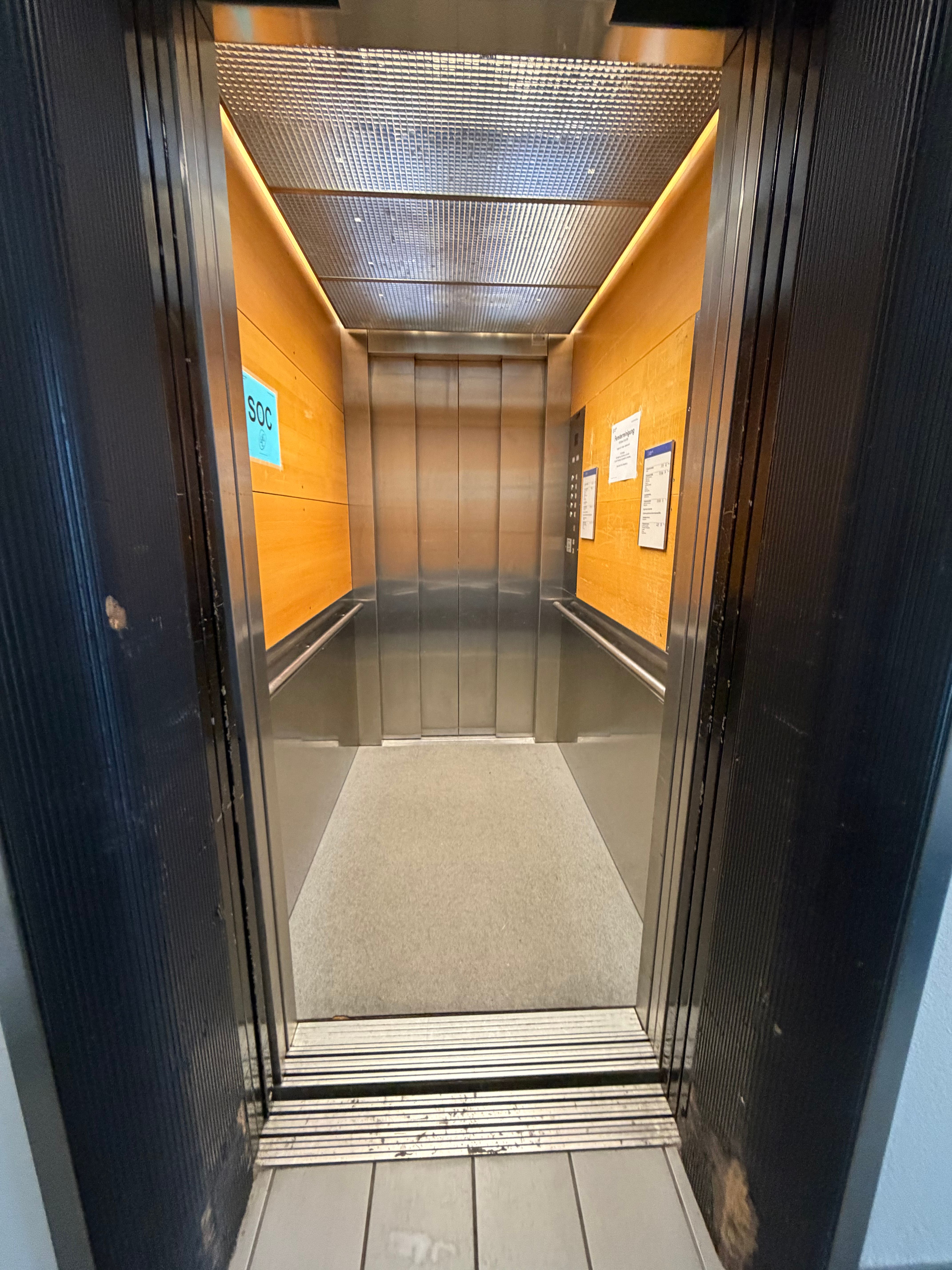 SOC, Lift: Lift (Innenraum).