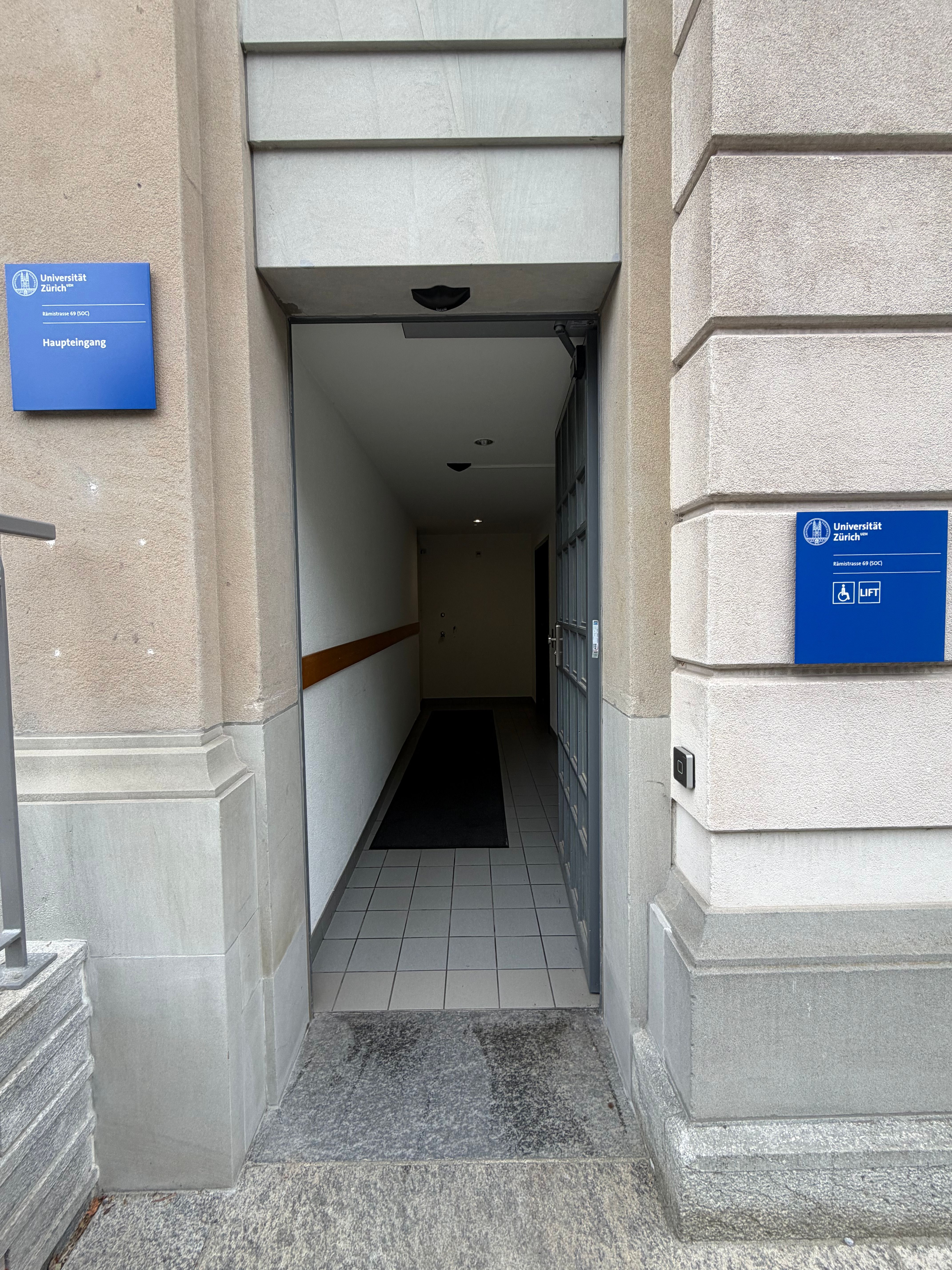 SOC: Zugang zum Lift von aussen. Es handelt sich um den stufenlosen Eingang direkt rechts neben dem Haupteingang, welcher ausschliesslich über einer Treppe erreichbar ist.