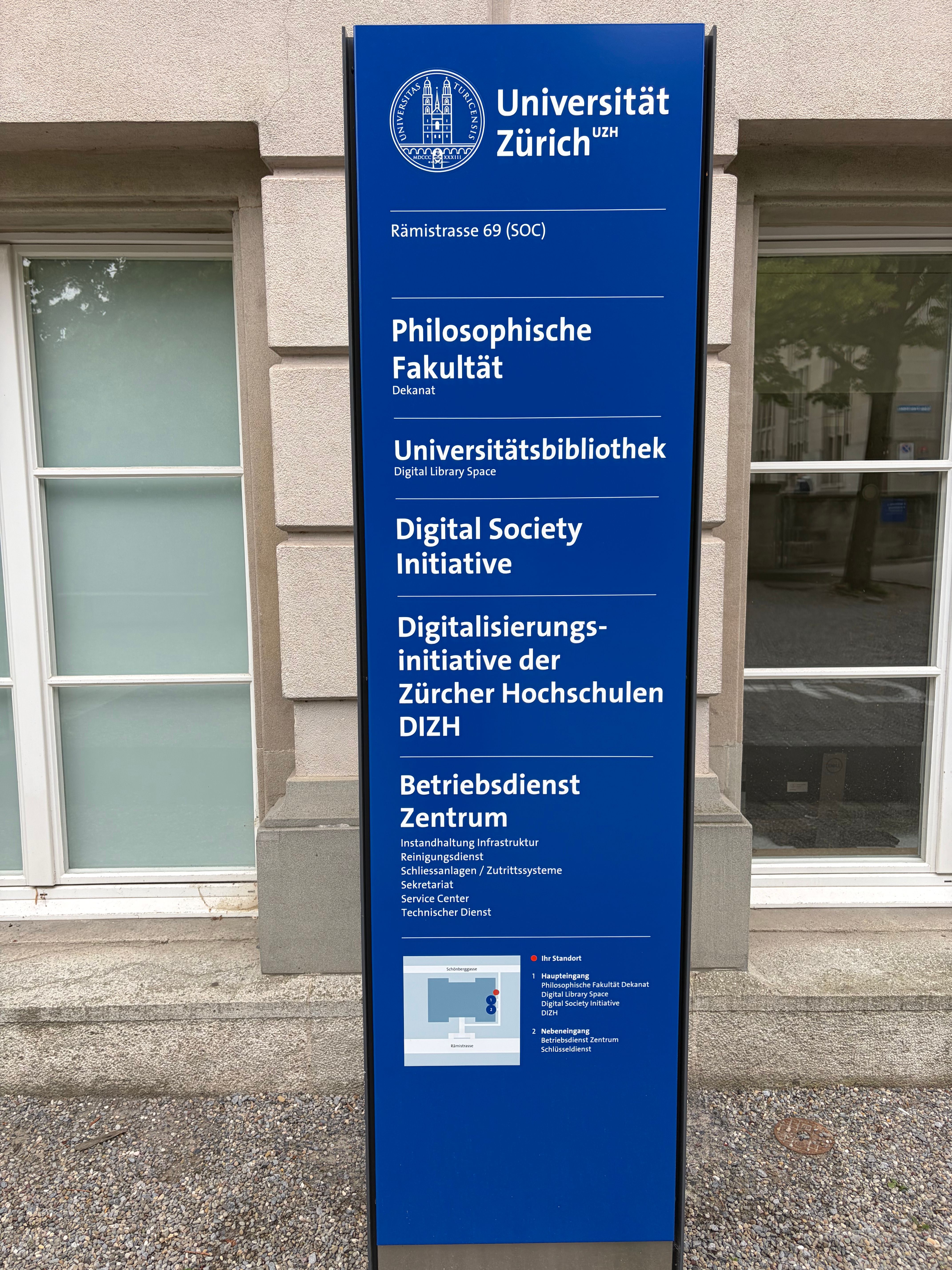 Übersichtstafel (ausserhalb des Gebäudes, gleich neben dem Haupteingang).