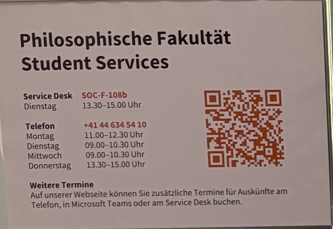 SOC F-108: Tafel mit den Informationen zu den Öffnungszeiten des Service Desks der Philosophischen Fakultät. Auch die Telefonzeiten sind angegeben, sowie ein QR-Code zu weiteren Informationen.