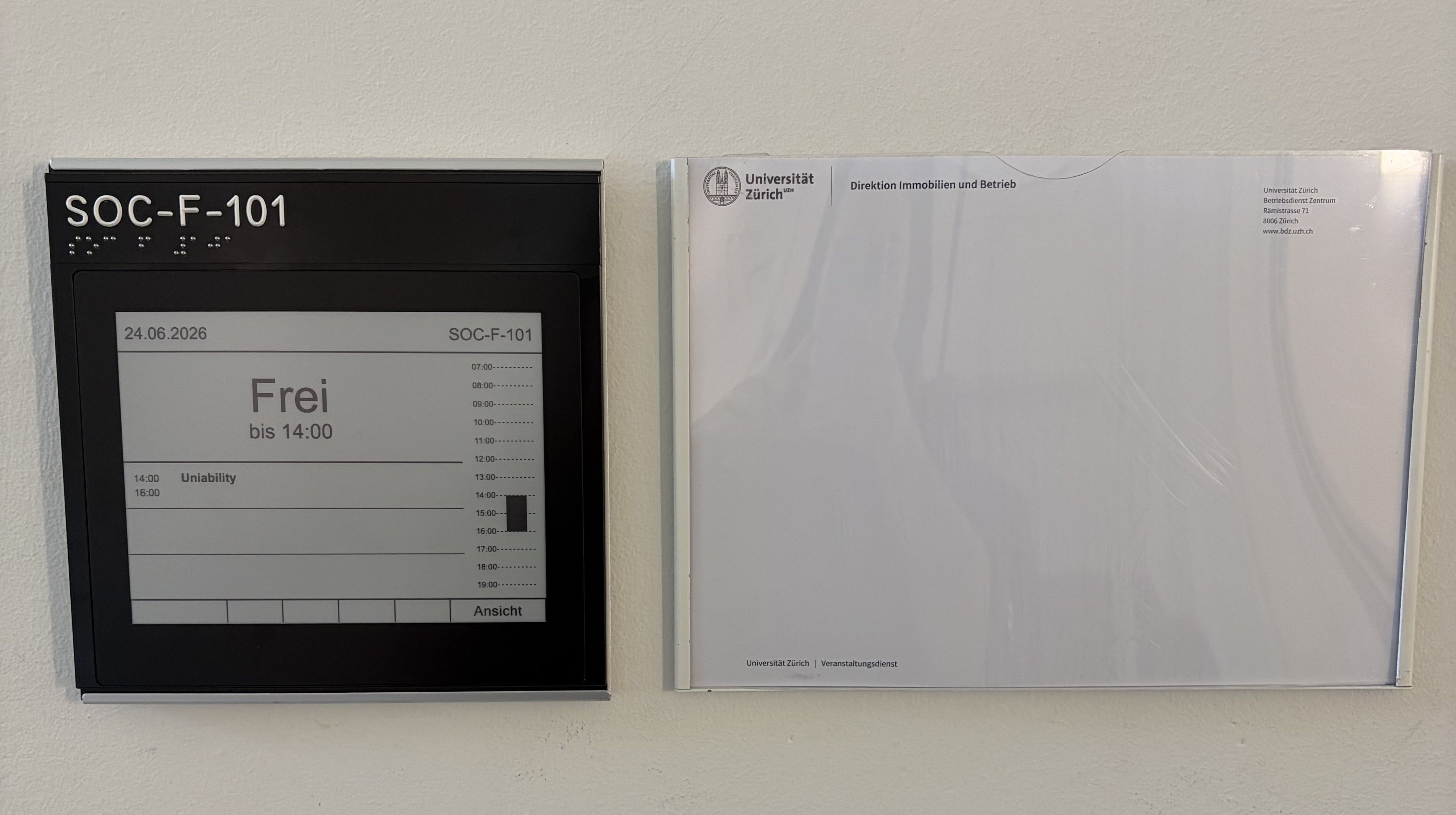 SOC F-101: Raumbeschriftung. Raumbezeichnungstafel mit Braille- und Relief-Schrift.